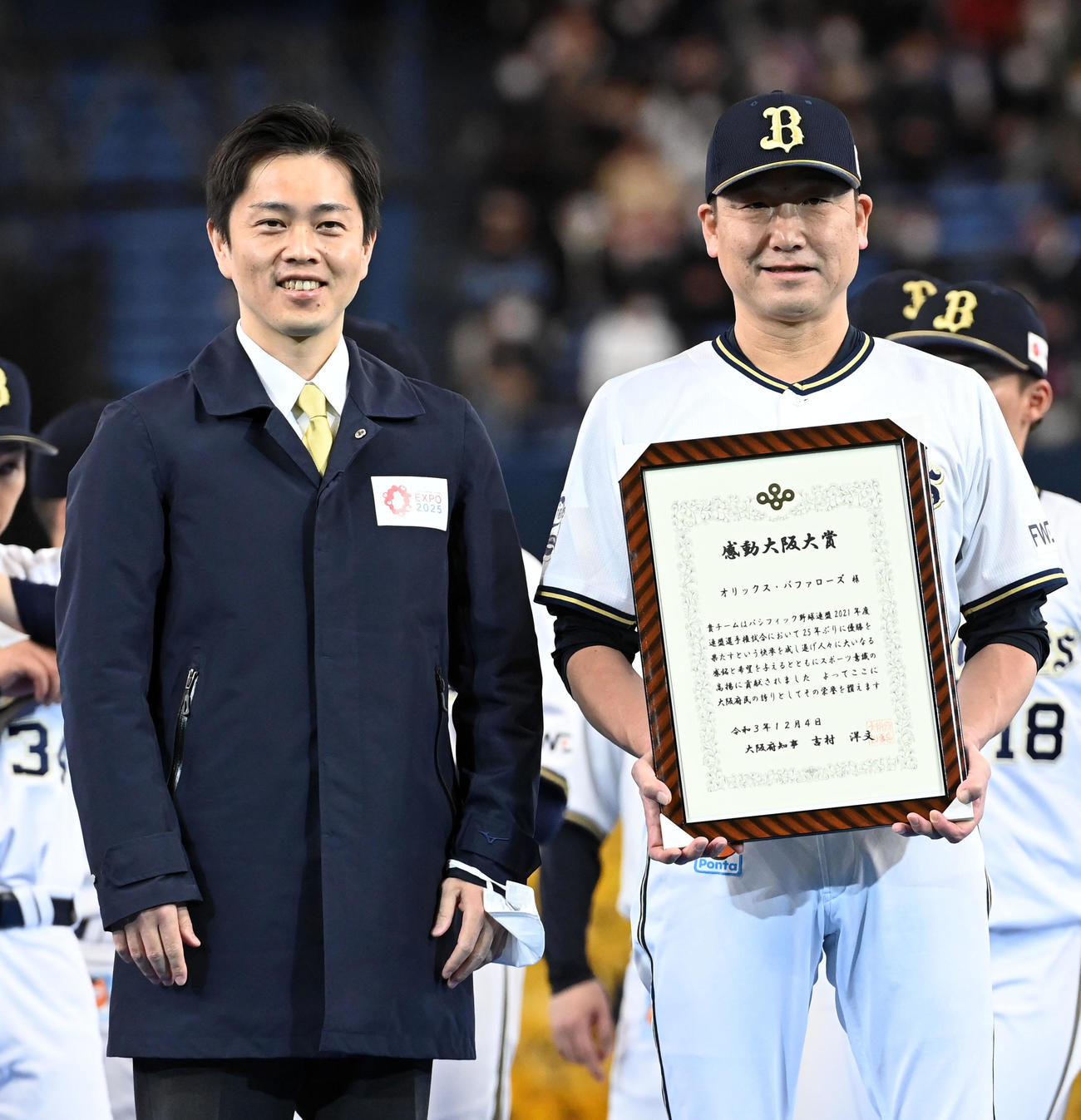 感動大阪大賞を受賞したオリックスを代表して表彰状を受け取った中嶋監督（右）。左は吉村大阪府知事（撮影・前岡正明）