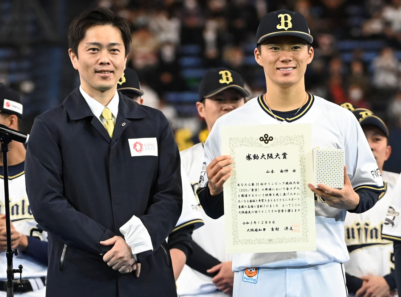 感動大阪大賞を受賞した山本（右）。左は吉村大阪府知事（撮影・前岡正明）