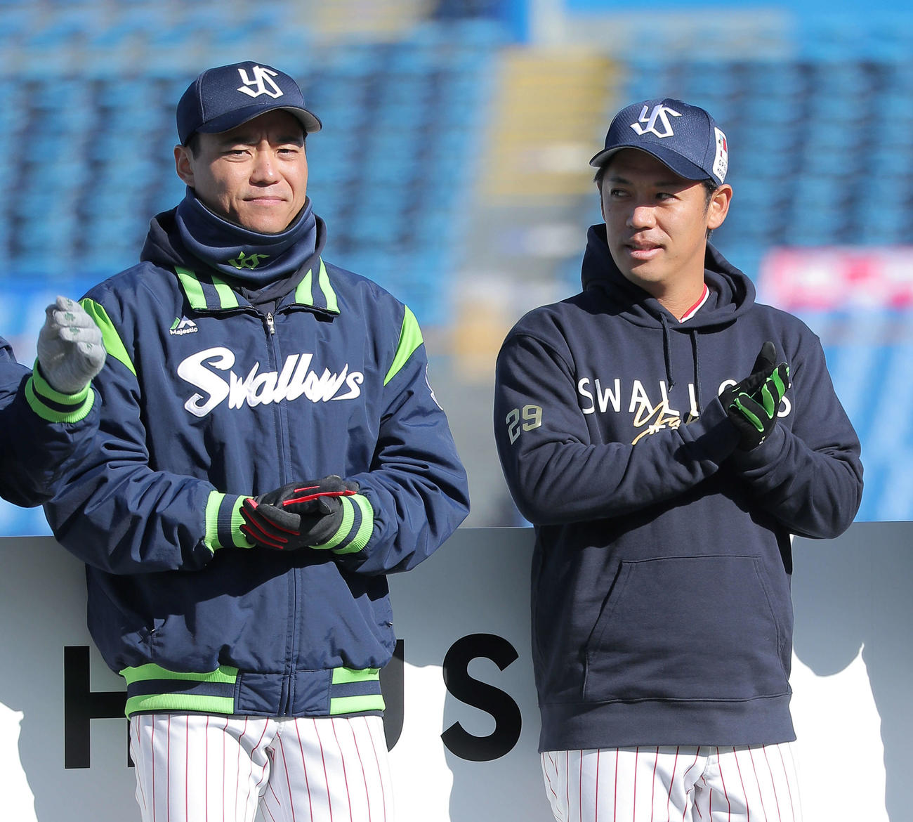 あいさつするヤクルト中村（左）と小川（撮影・河田真司）