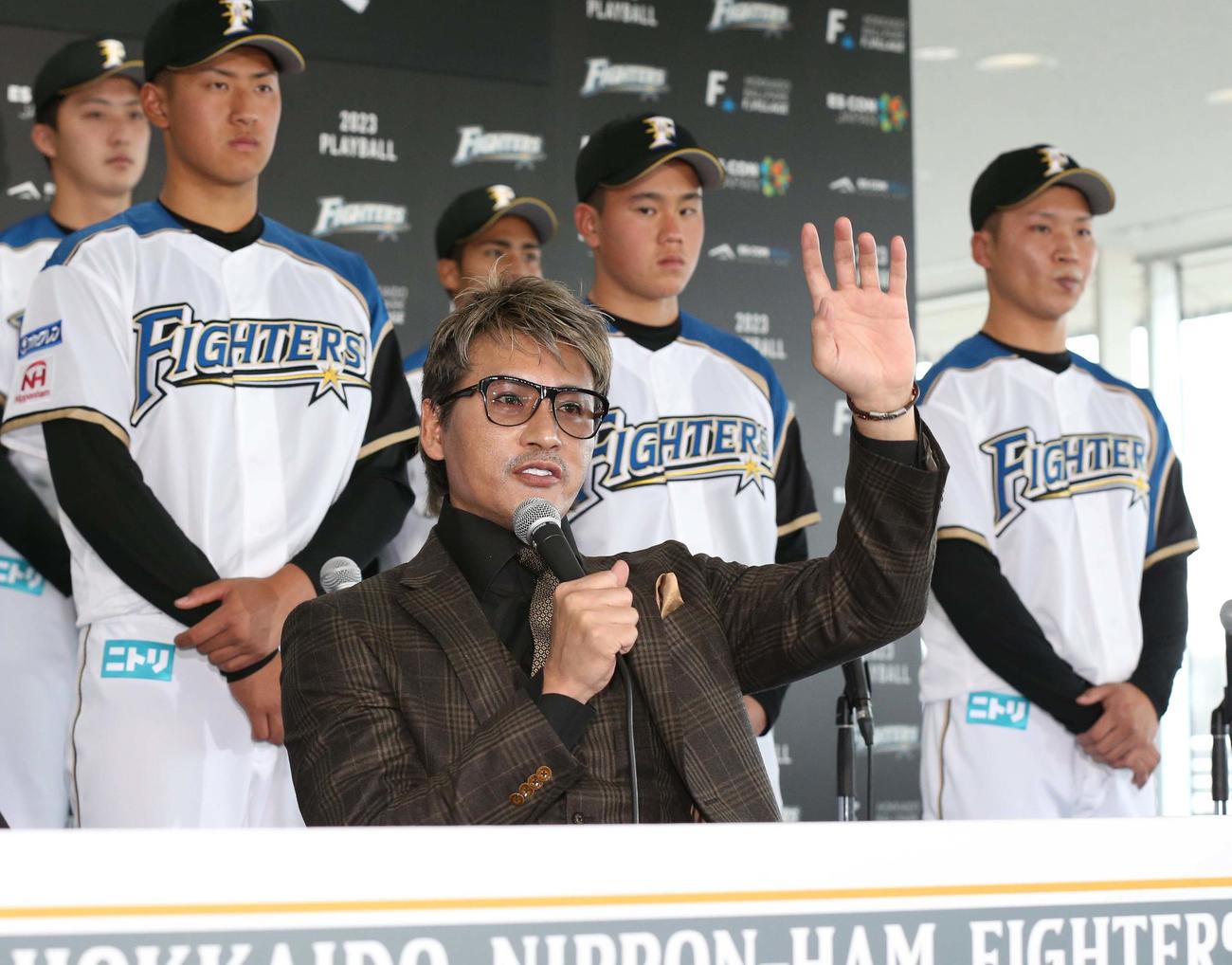 新入団選手発表会見で話す新庄監督（撮影・黒川智章）