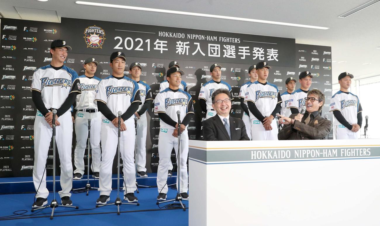 新入団選手発表会見で達（左端）を指さし笑う新庄監督（撮影・黒川智章）