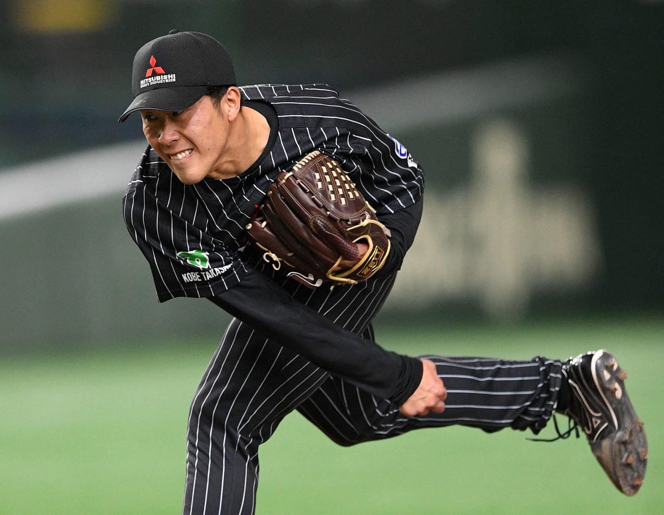 三菱重工West対東京ガス　8回、三菱重工West5番手で投球するロッテ5位指名の八木（撮影・滝沢徹郎）