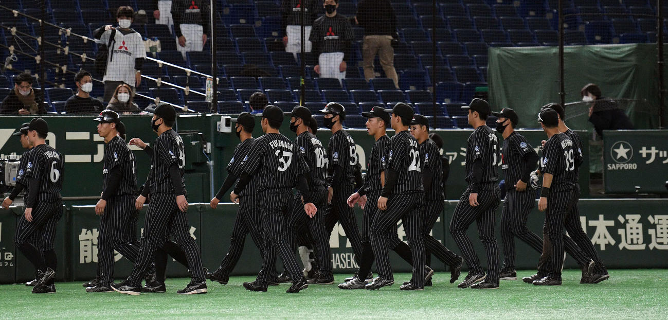 三菱重工West対東京ガス　試合に敗れ引き揚げる三菱重工Westナイン（撮影・滝沢徹郎）