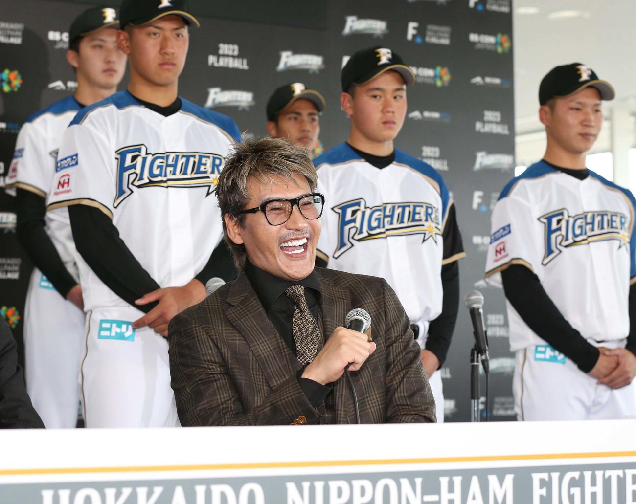 新入団選手発表会見で話す新庄監督（撮影・黒川智章）