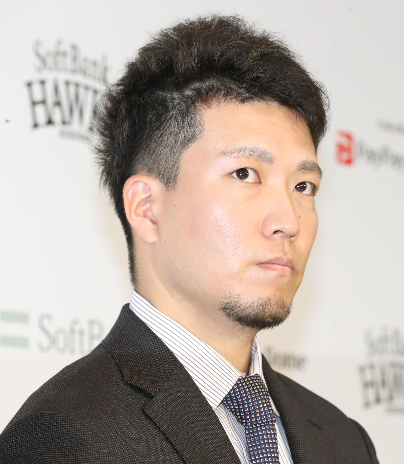 契約更改を終えて会見を行う千賀（撮影・屋方）