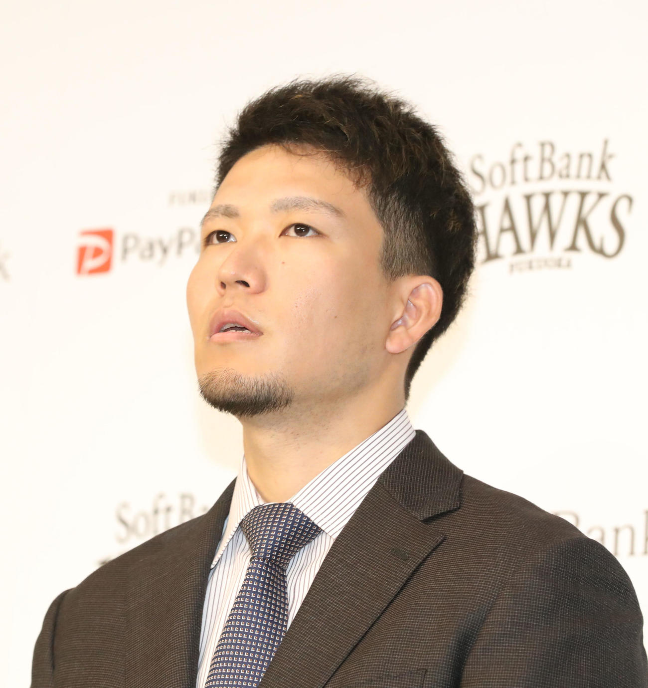 契約更改を終えて会見を行う千賀（撮影・屋方）