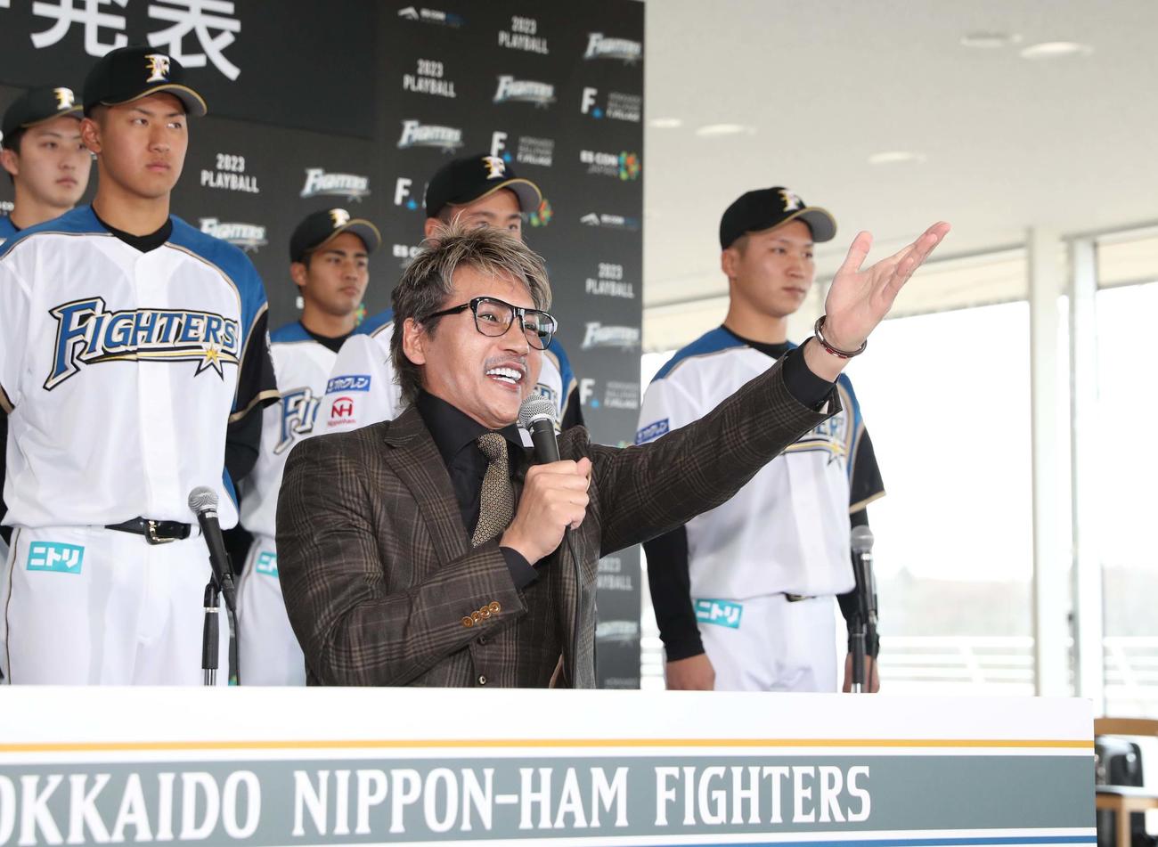 新入団選手発表会見で話す新庄監督（撮影・黒川智章）