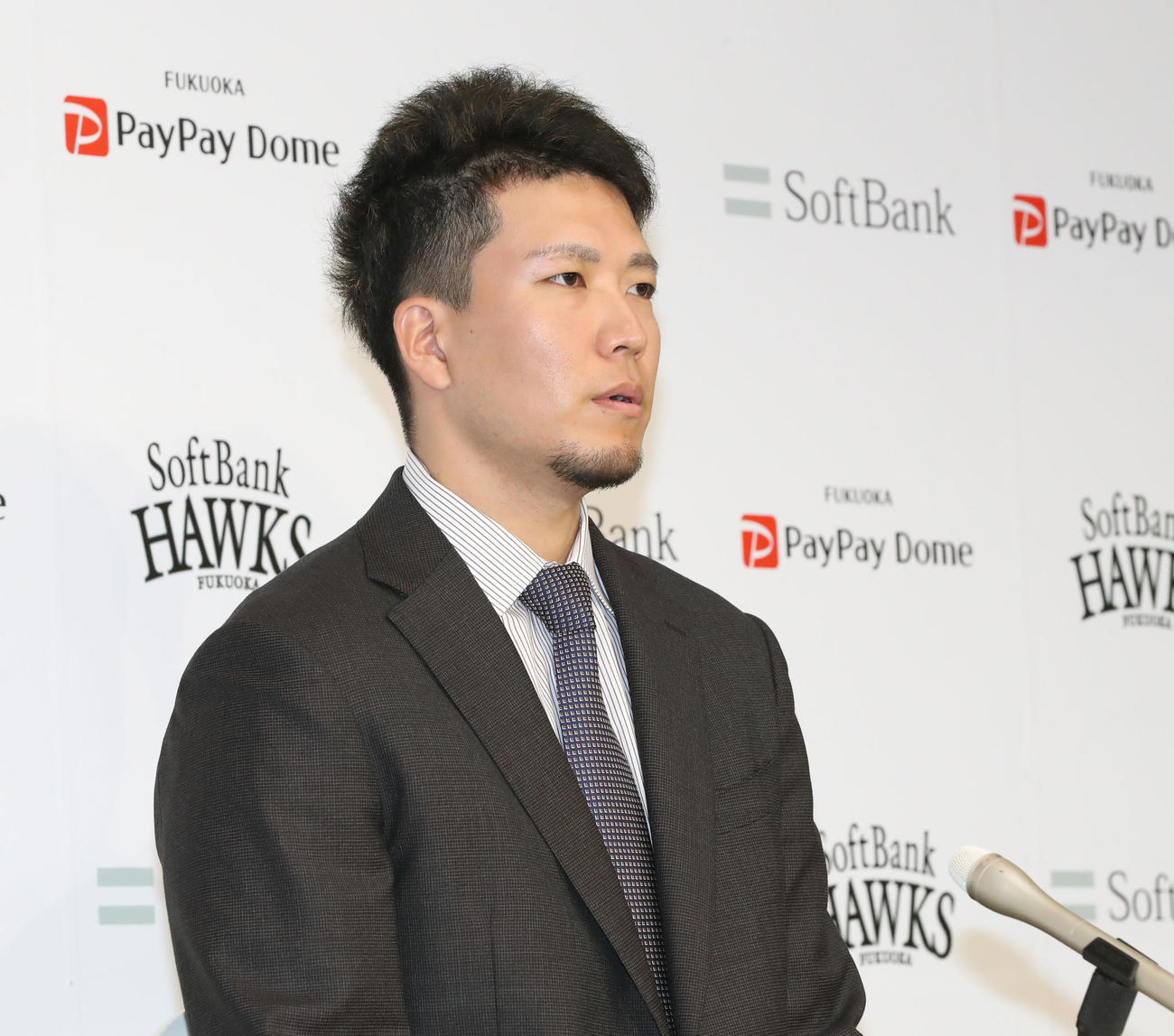 契約更改を終えて会見を行う千賀（撮影・屋方直哉）