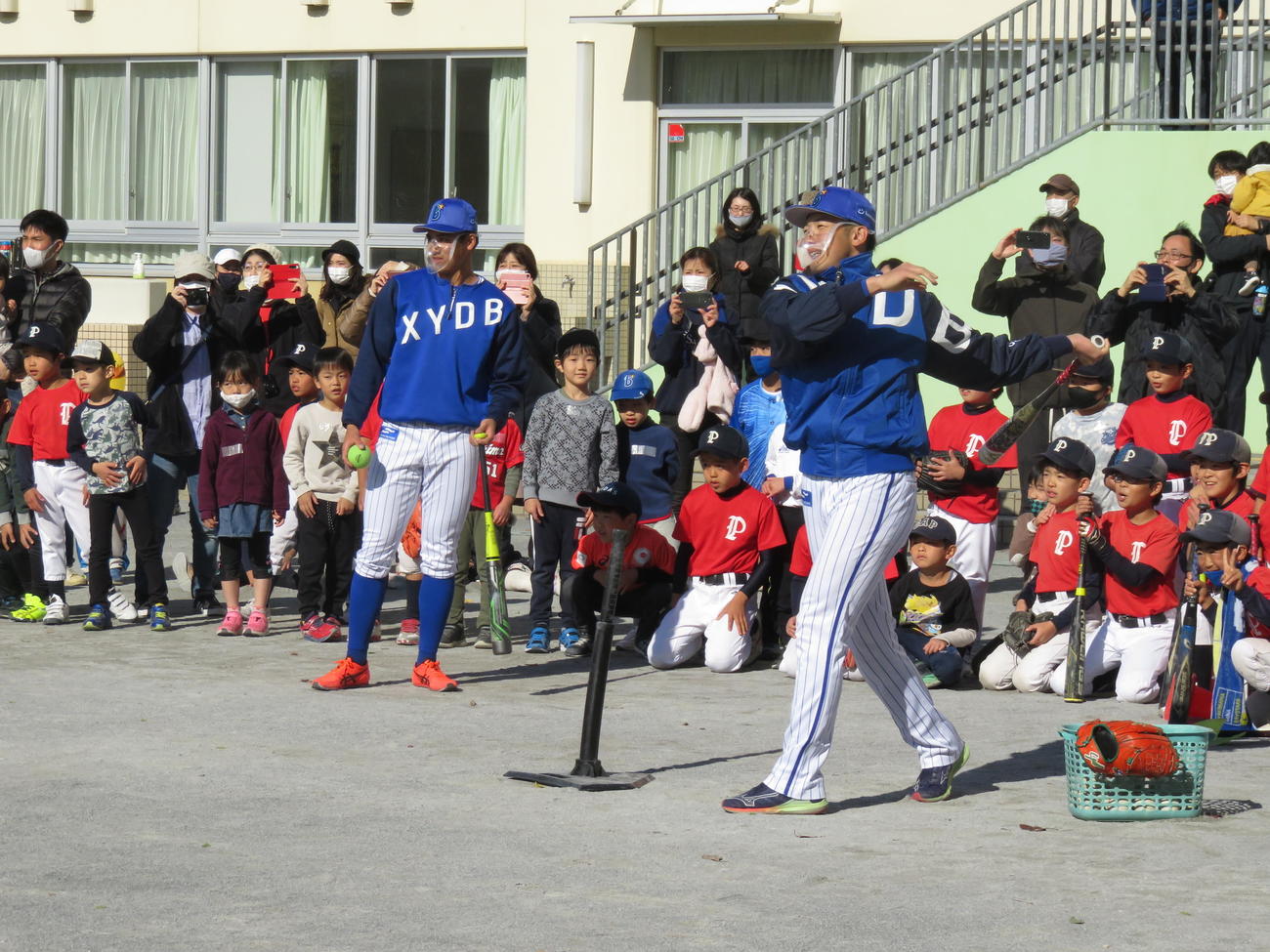 野球・ソフトボール体験会サポートプロジェクトで打撃の手本を見せるDeNA山本祐大捕手