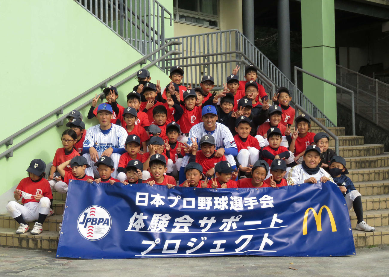 野球・ソフトボール体験会サポートプロジェクトに参加したDeNA森敬斗内野手（中央）と山本祐大捕手（左）