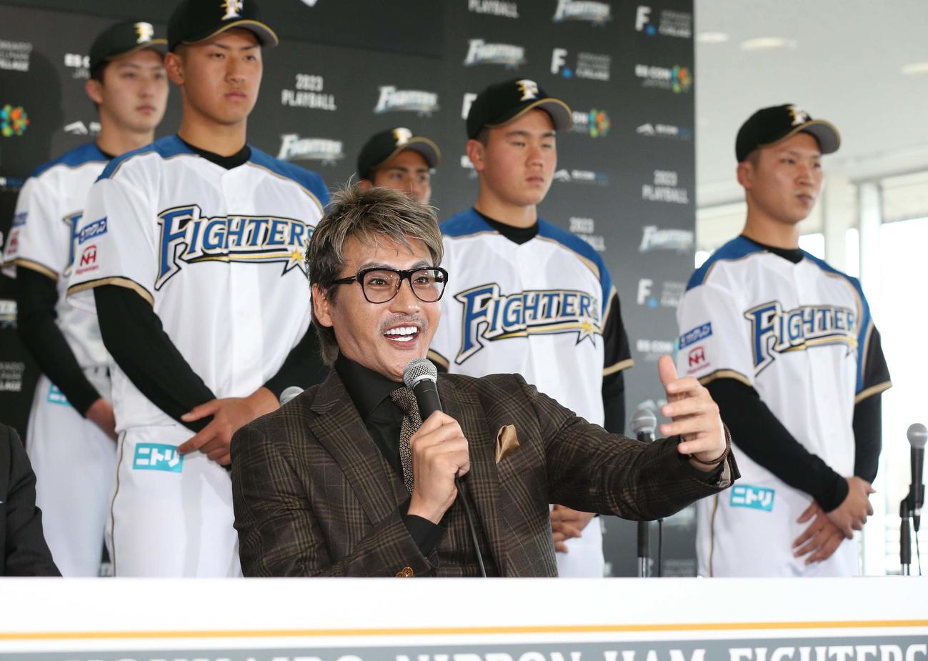新入団選手発表会見で話す新庄監督（撮影・黒川智章）