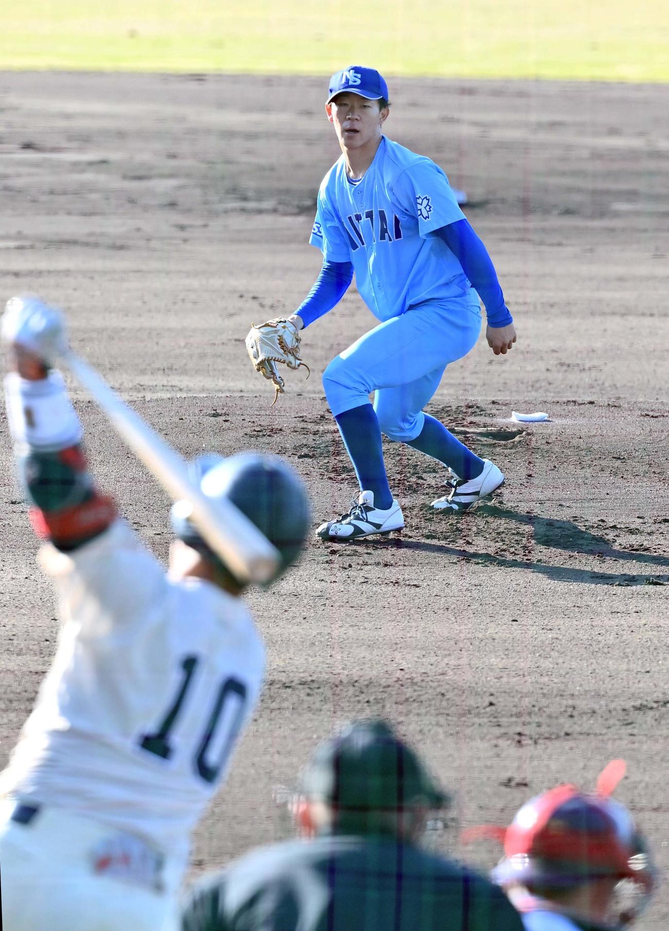 紅白戦で登板した日体大・矢沢は桐蔭横浜大・吉田から三振を奪い3者三振で1回を終える（撮影・上田博志）