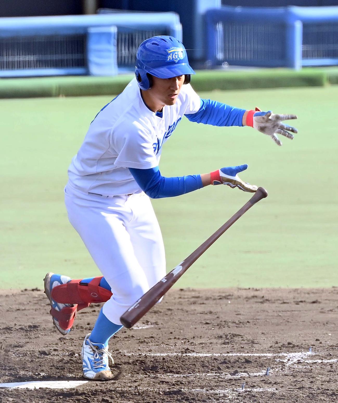 紅白戦で右前安打を放つ青学大・佐々木（撮影・上田博志）