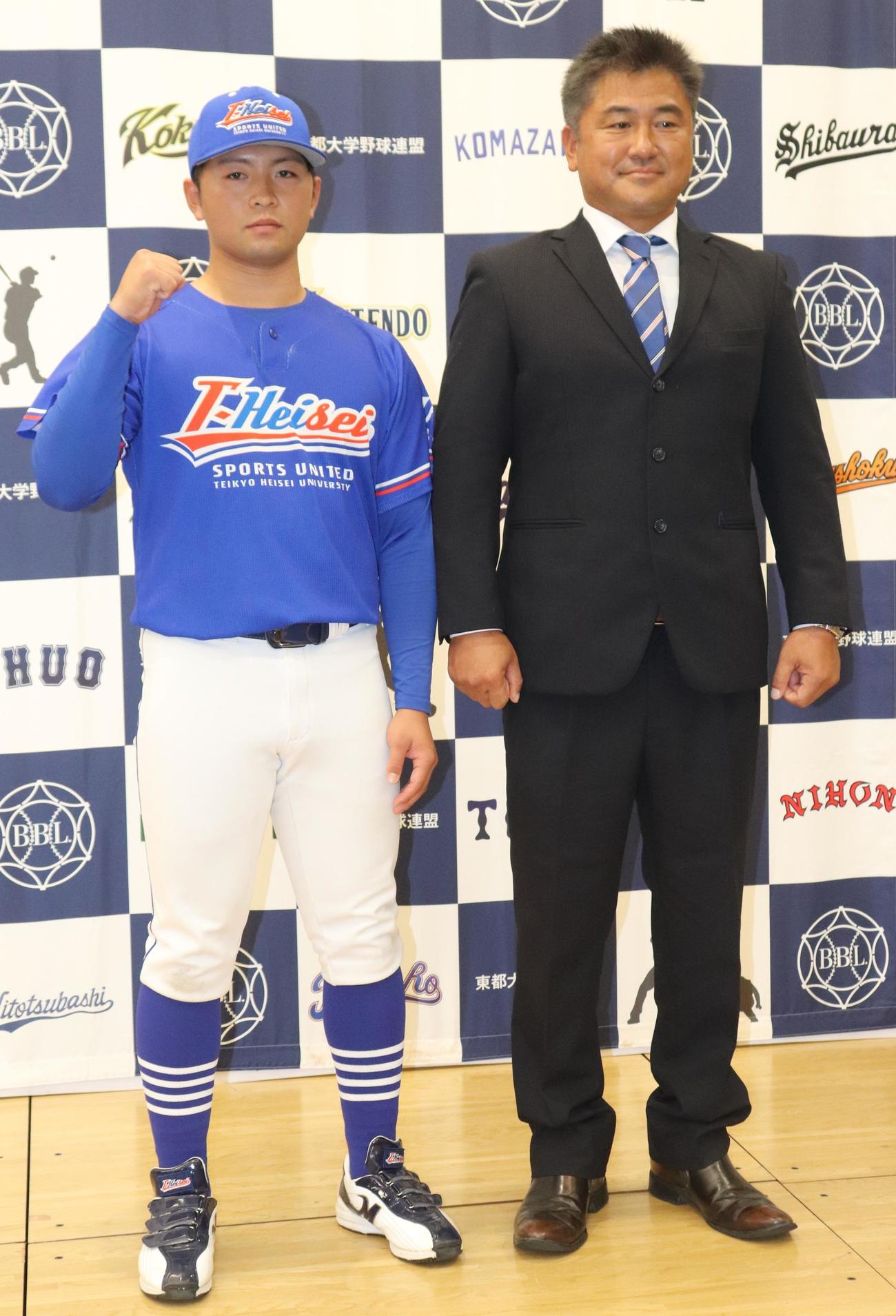 帝京平成大の東都大学野球連盟新規加盟が発表された。左から更田主将、河野監督（撮影・古川真弥）