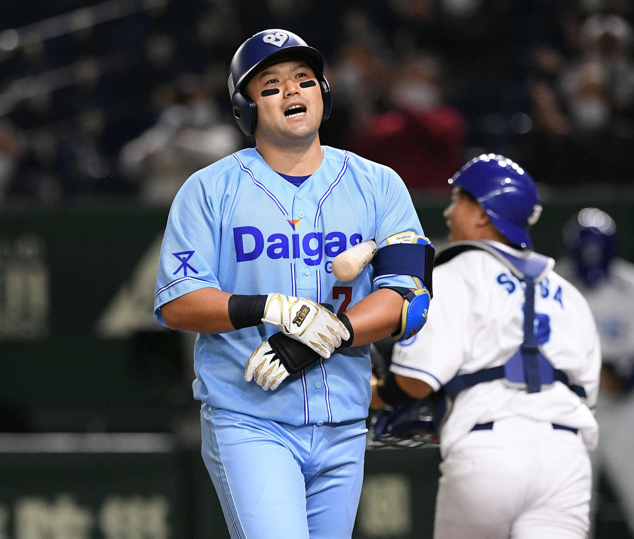 大阪ガス対JFE東日本　3回表大阪ガス2死満塁、末包は空振り三振に倒れ悔しげな表情を見せる（撮影・滝沢徹郎）