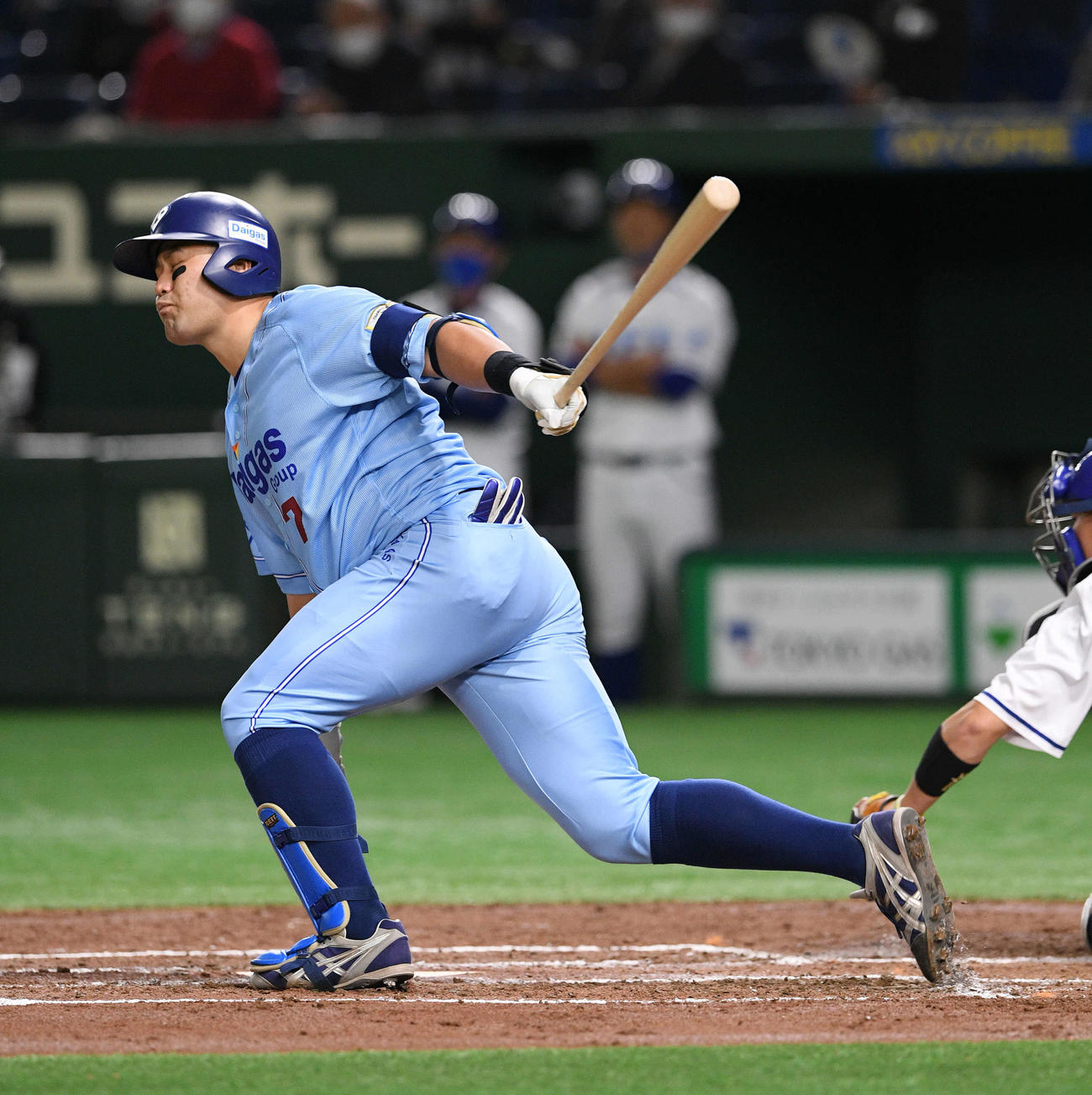 大阪ガス対JFE東日本　3回表大阪ガス2死満塁、末包は空振り三振に倒れる（撮影・滝沢徹郎）