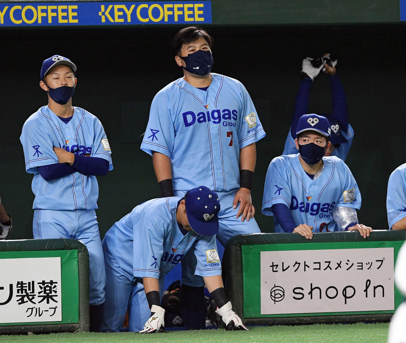 大阪ガス対JFE東日本　9回表、浮かない表情で戦況を見つめる大阪ガス・末包（左から3人目）（撮影・滝沢徹郎）
