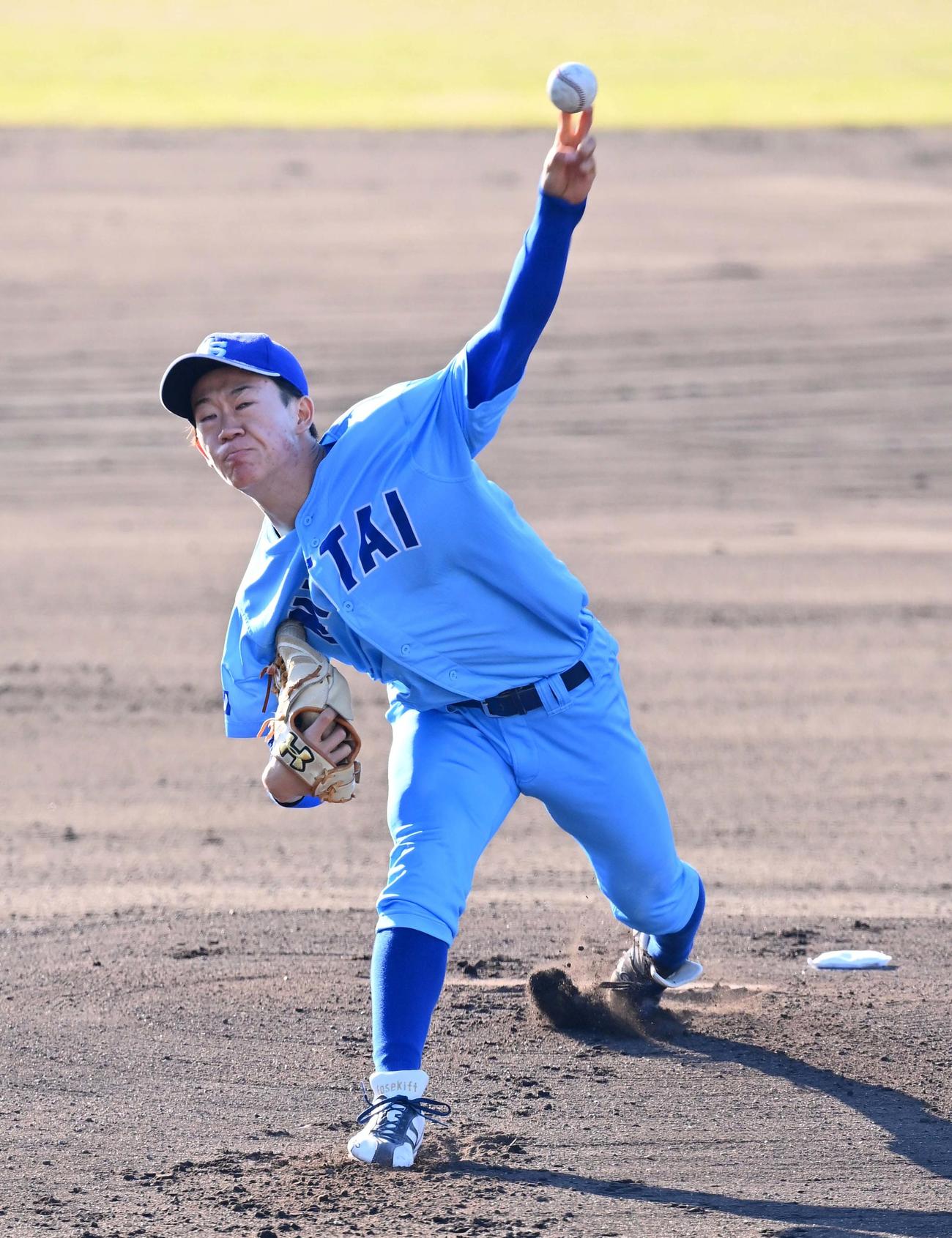 紅白戦で登板した日体大・矢沢は3連続三振を奪うなど2回を無失点に抑えた（撮影・上田博志）