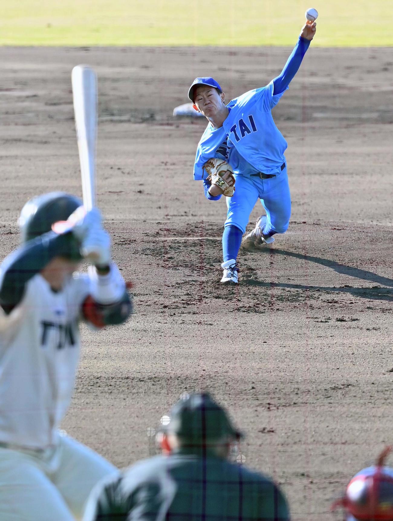 紅白戦で登板した日体大・矢沢は桐蔭横浜大・吉田から三振を奪い3者三振で1回を終える（撮影・上田博志）