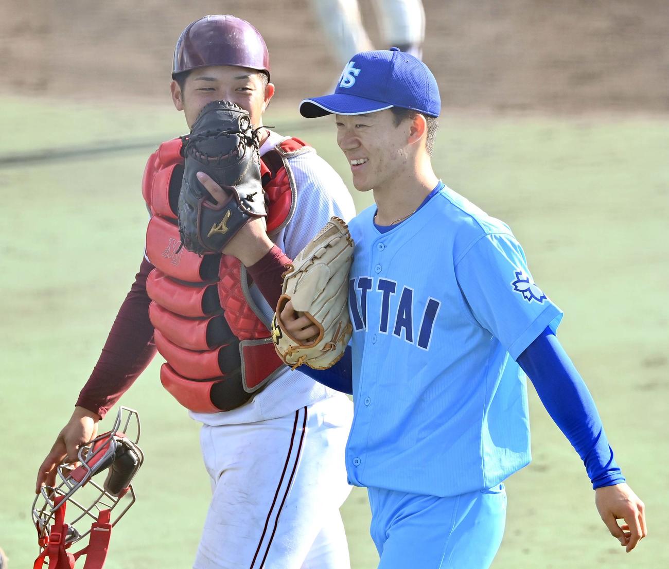 日体大・矢沢（右）は紅白戦で2回無失点に抑え笑顔を見せる（撮影・上田博志）