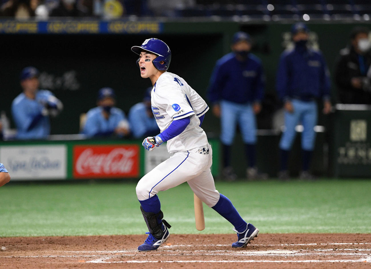 大阪ガス対JFE東日本　7回裏JFE東日本無死1死満塁、山田和は押し出し死球を受けほえる（撮影・滝沢徹郎）