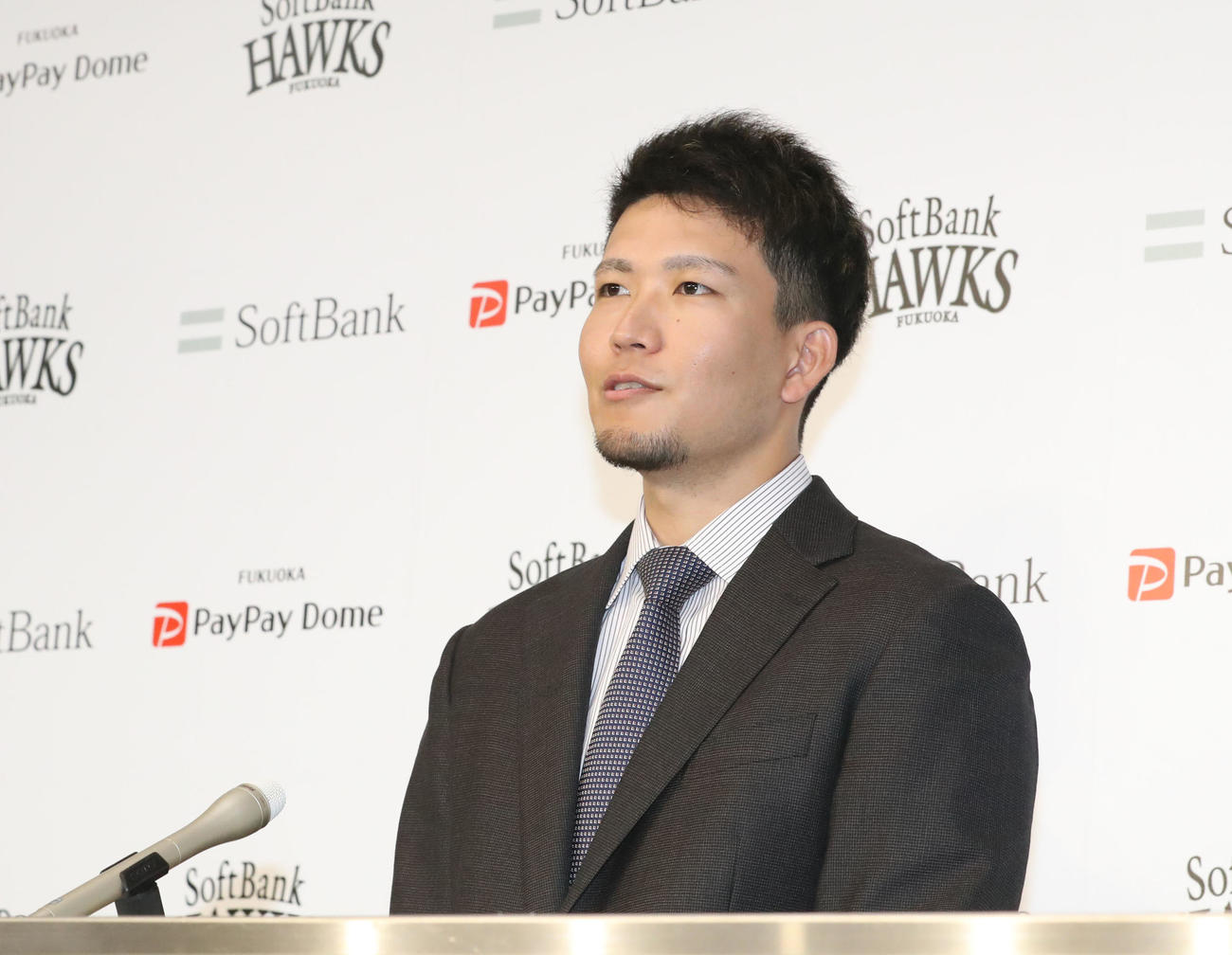 契約更改を終えて会見を行う千賀（撮影・屋方直哉）