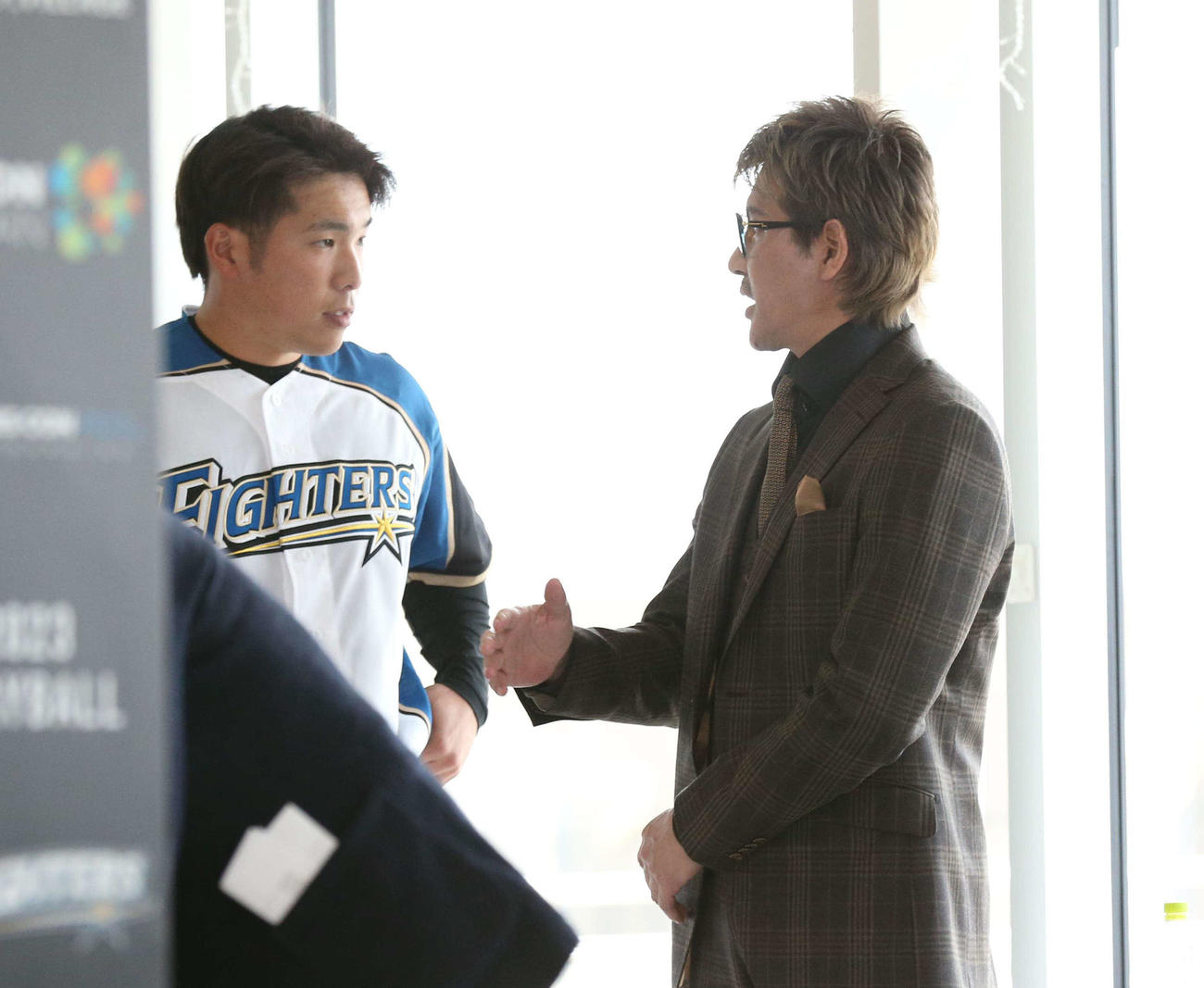 記者会見の合間に新庄監督と話す速水（撮影・黒川智章）