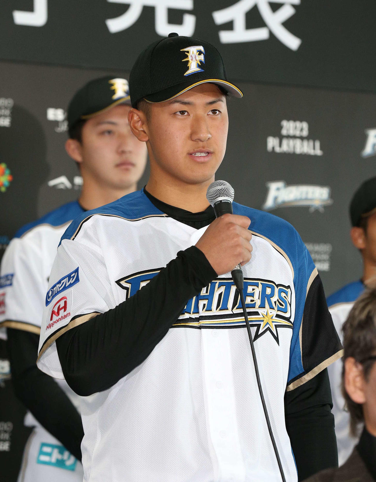 新入団選手発表会見であいさつする4位指名の阪口（撮影・黒川智章）
