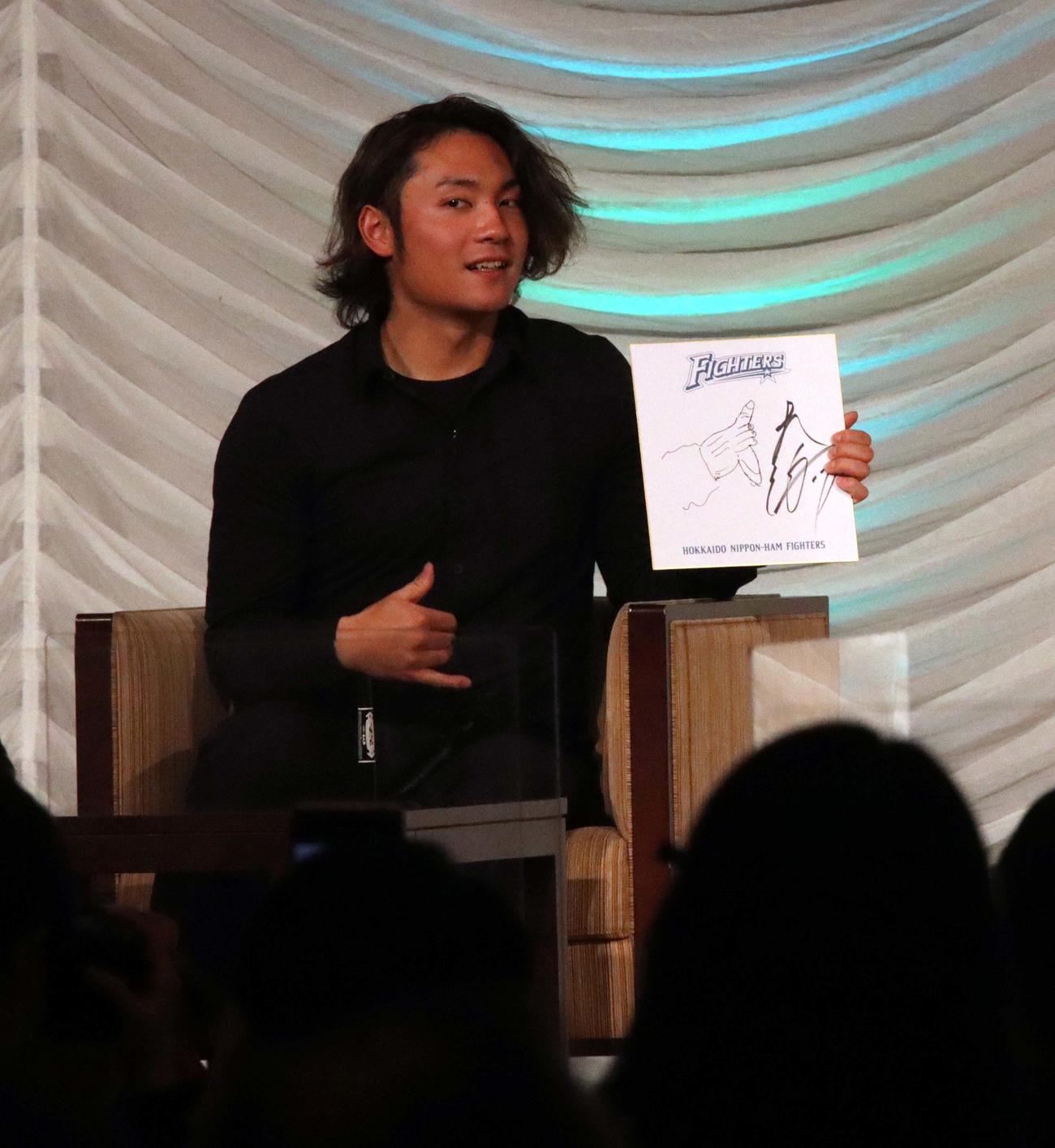 イベントで新庄BIGBOSSの似顔絵バトルに挑み“BIGBOSSポーズ”を描く日本ハム伊藤（撮影・永野高輔）