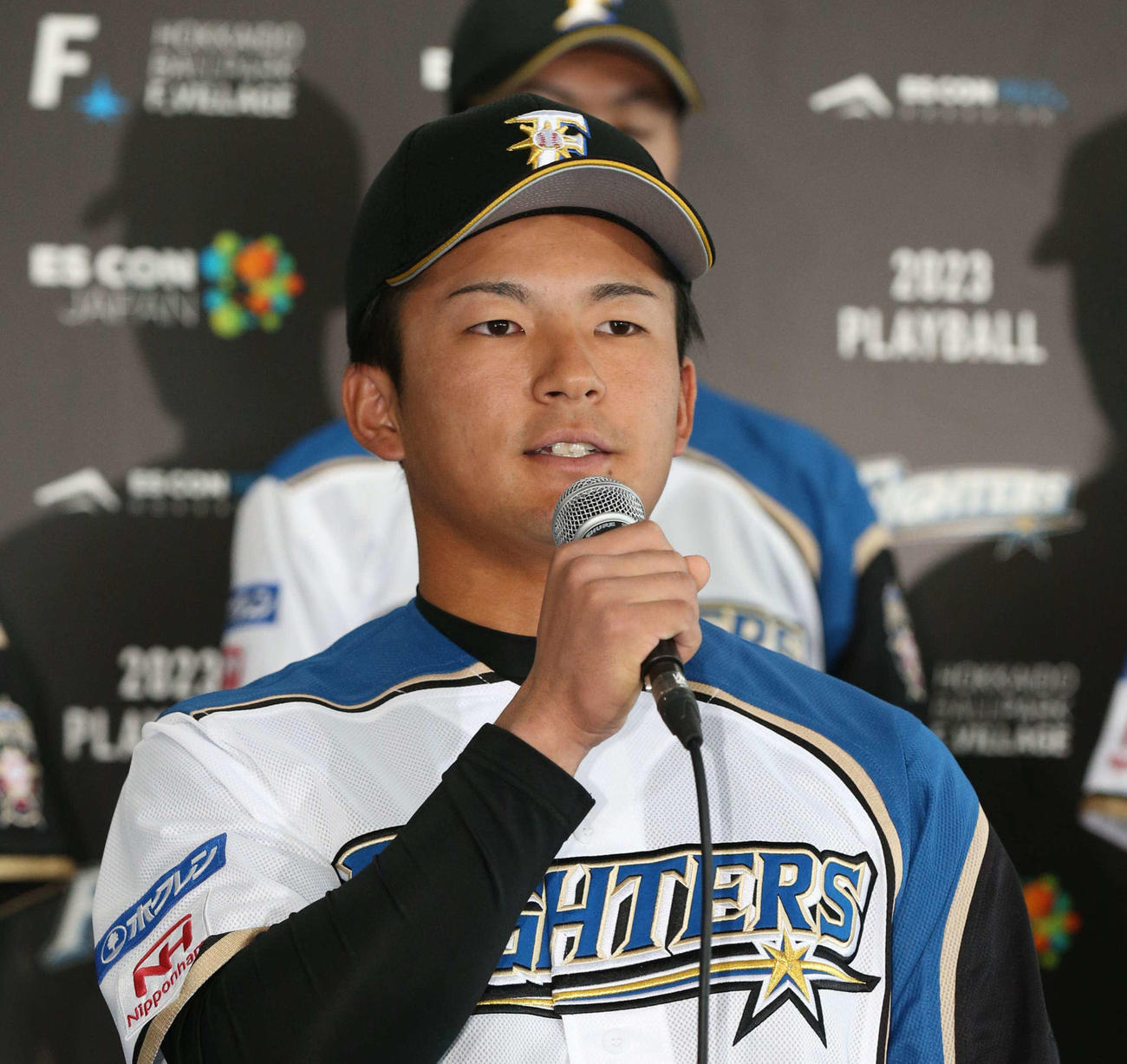 新入団選手発表会見であいさつする3位指名の水野（撮影・黒川智章）