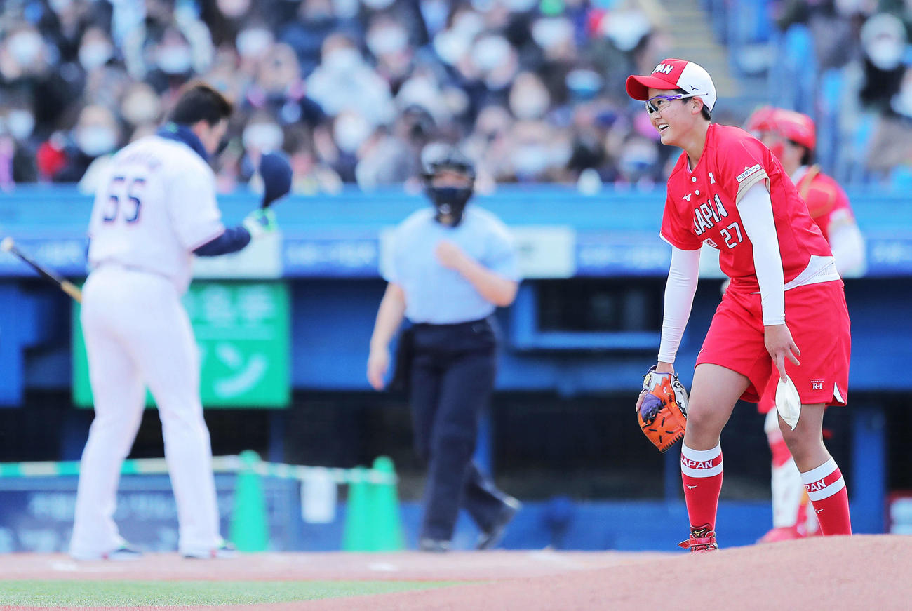 一打席対決でヤクルト村上（後方左）を三振に抑える後藤（撮影・河田真司）