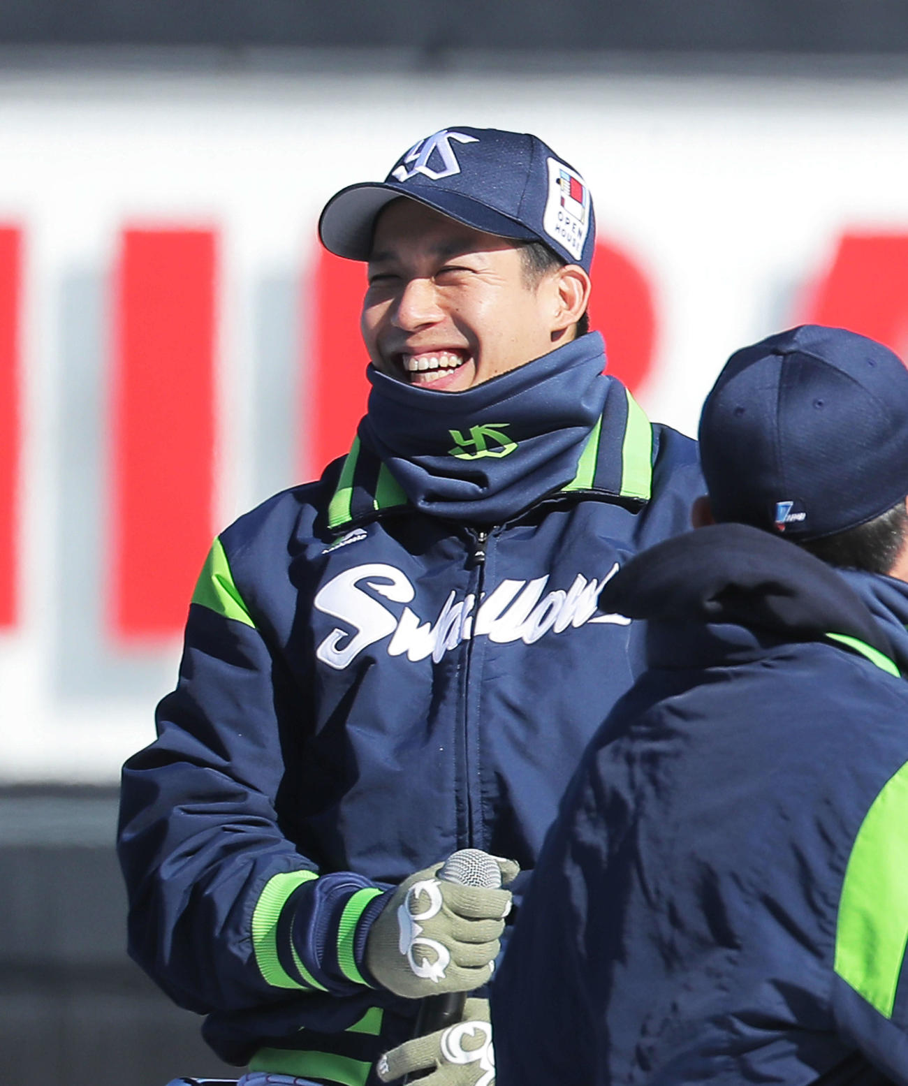 トークで盛り上がり笑顔を見せるヤクルト山田（撮影・河田真司）