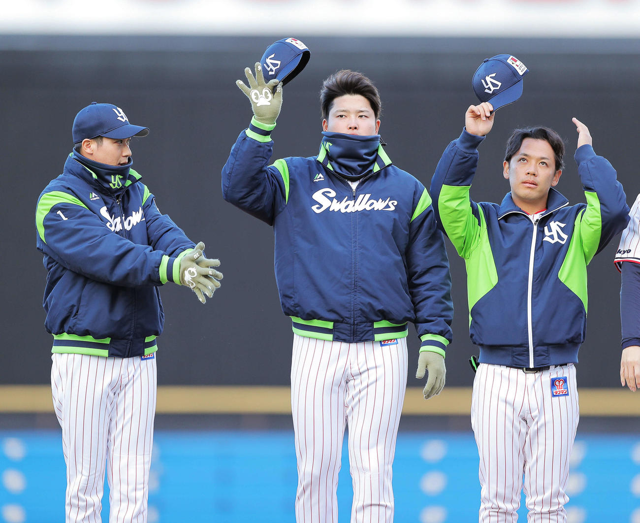 ファン感謝DAYを終え、ファンに手を振り応えるヤクルトの、左から山田、村上、小川（撮影・河田真司）
