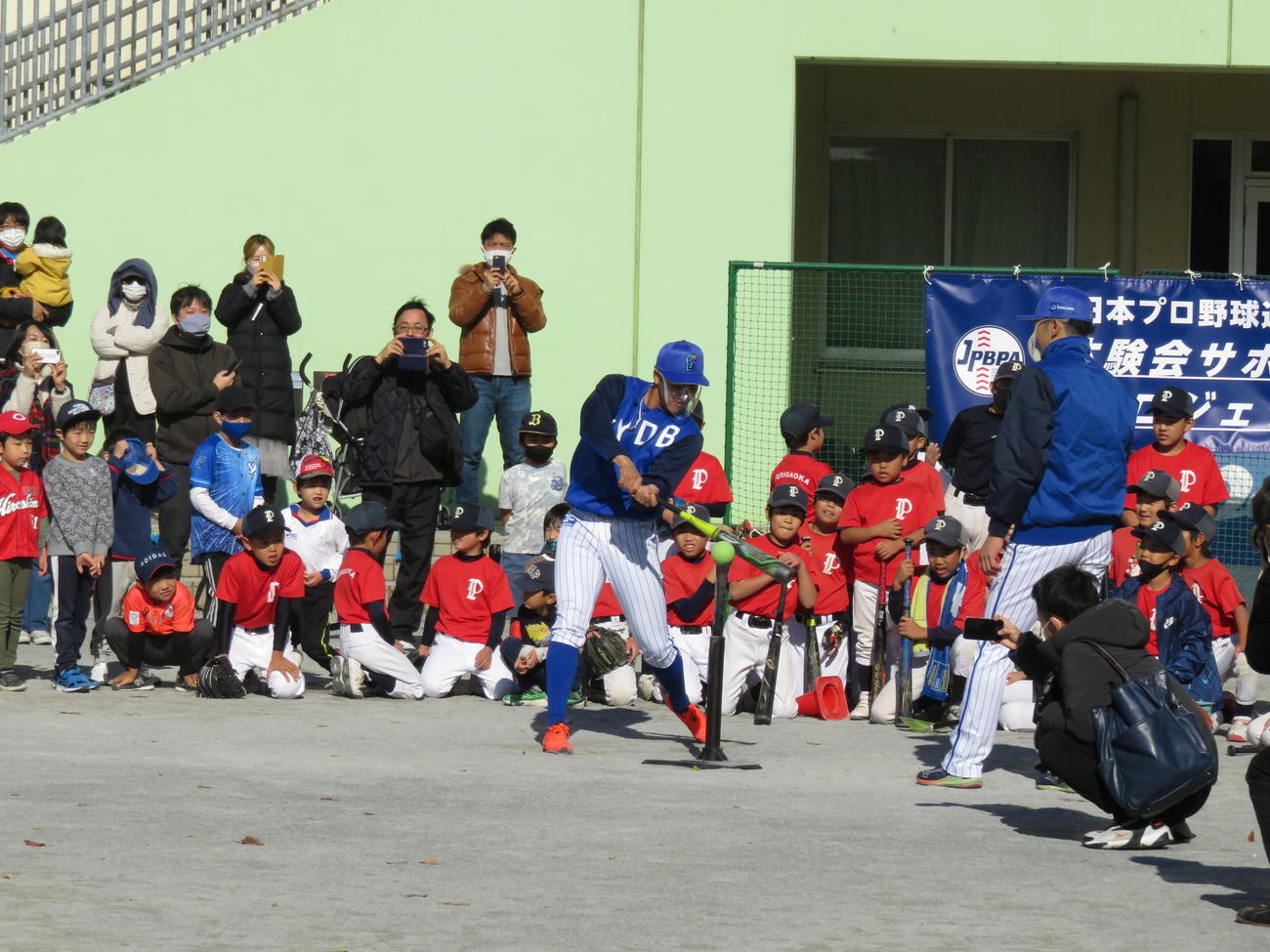 野球・ソフトボール体験会サポートプロジェクトで打撃の手本を見せるDeNA森敬斗内野手