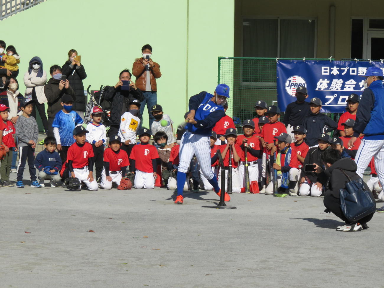 野球・ソフトボール体験会サポートプロジェクトで打撃の手本を見せるDeNA森敬斗内野手