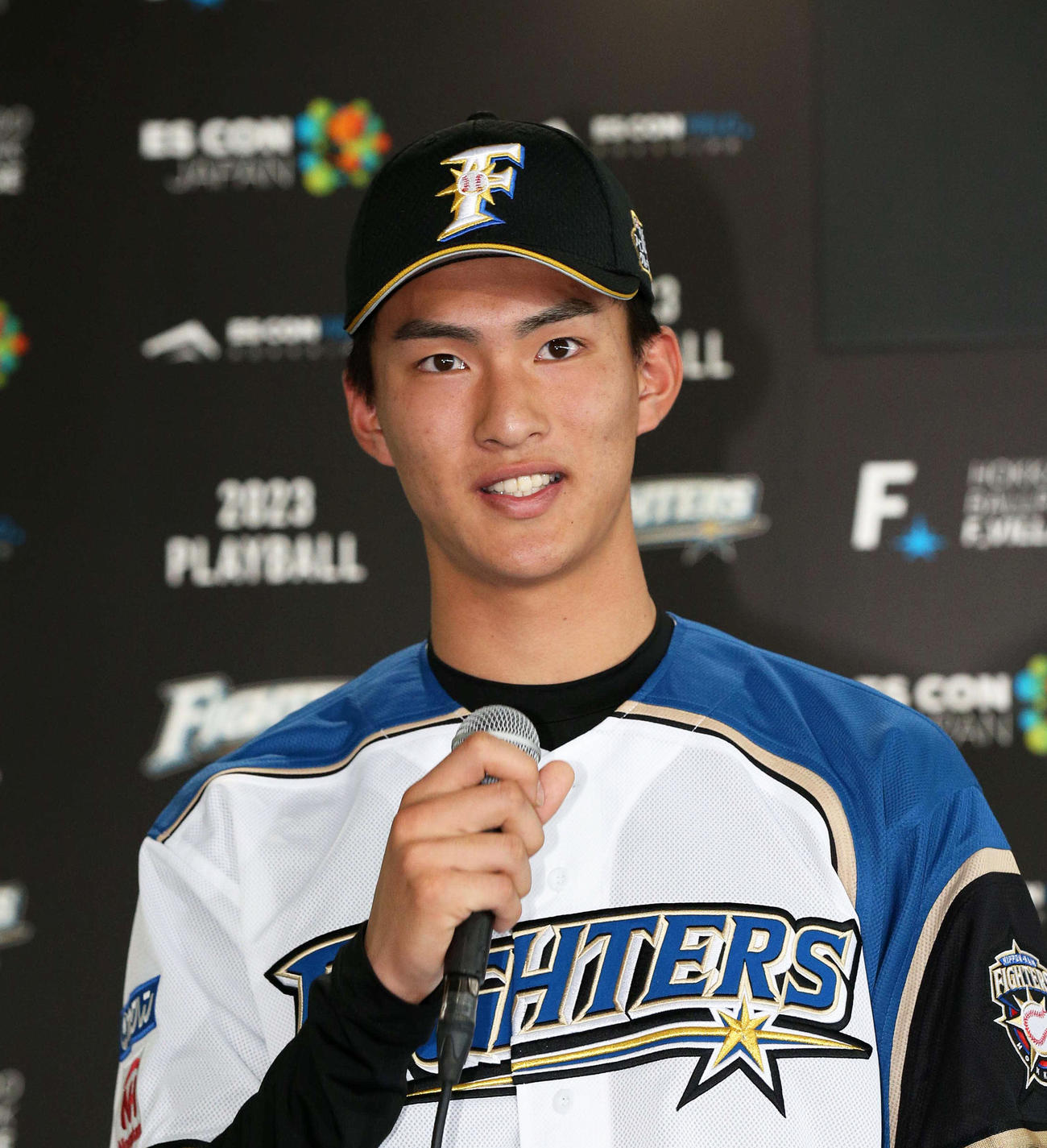 新入団選手発表会見であいさつするドラフト1位の達孝太（撮影・黒川智章）