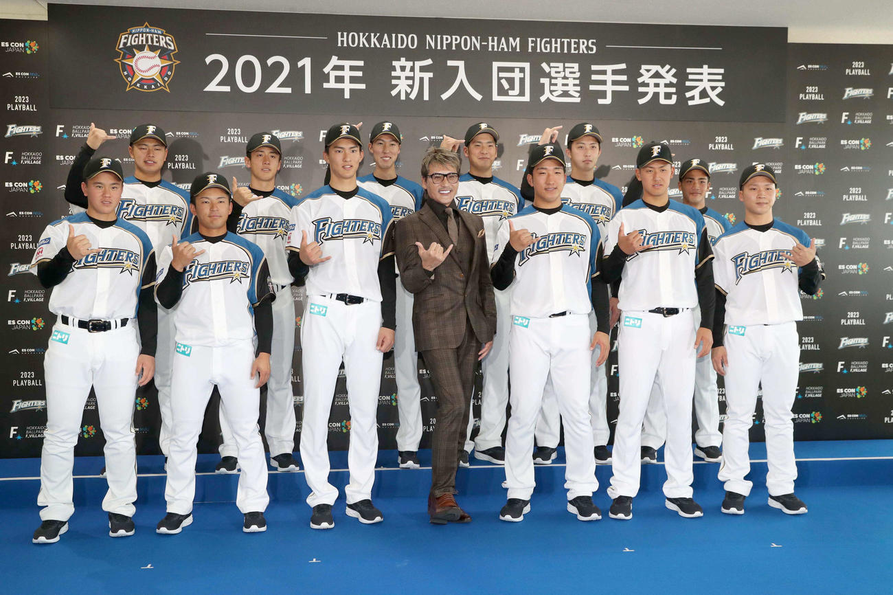 新入団選手発表会見で「BIGBOSS」ポーズをとる、前列左から畔柳、水野、達、新庄監督、有薗、阪口、長谷川、後列左から松浦、北山、福島、速水、柳川、阿部（撮影・黒川智章）