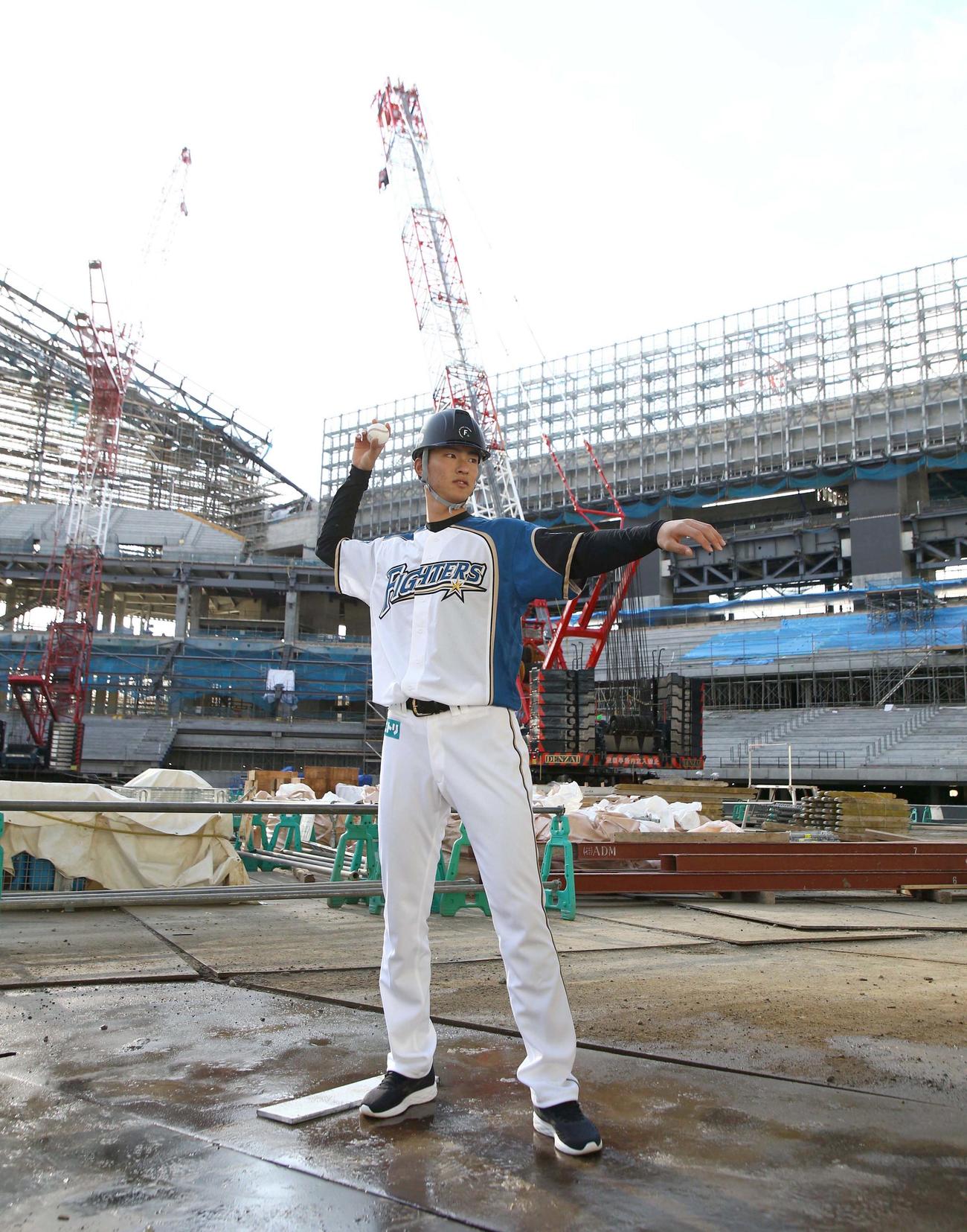 建設中の日本ハムの新球場でシャドーピッチングする達（代表撮影）
