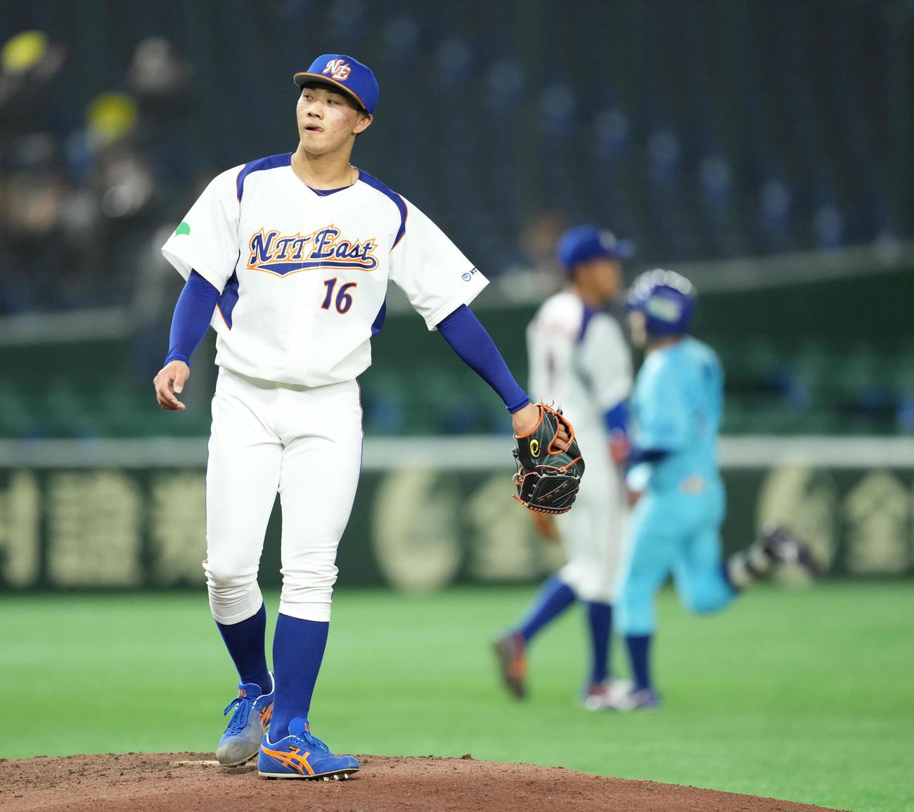 TDK対NTT東日本　6回表TDK1死、北畠（右）に同点の本塁打を打たれ、マウンドで肩を落とす片山（撮影・菅敏）