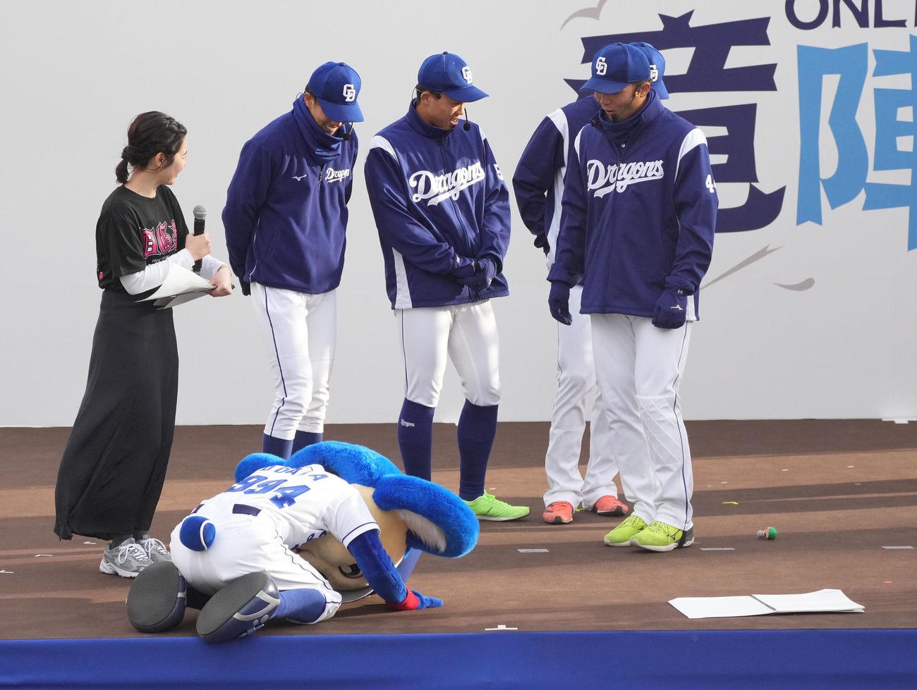 ONLINE竜陣祭で泣きの1回勝負ゲームで野手チームに謝罪するドアラ（撮影・森本幸一）
