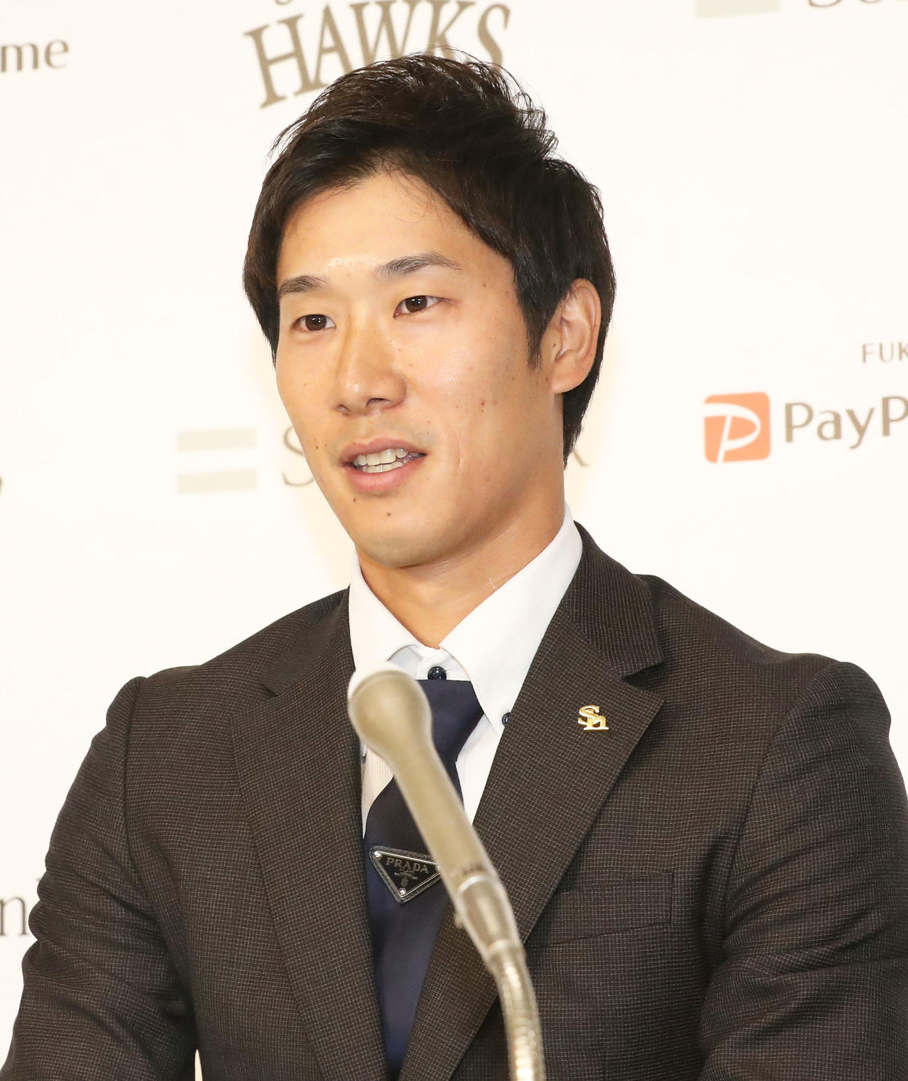 契約更改を終えて会見を行う高田知季（撮影・屋方直哉）