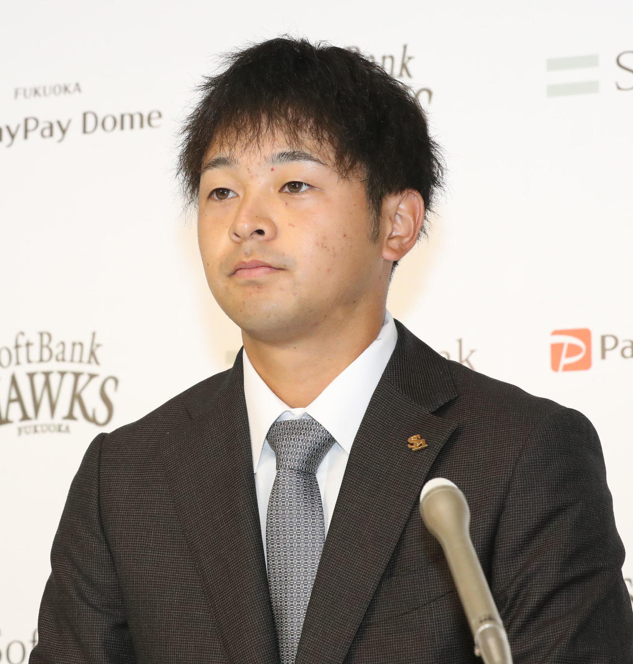 契約更改を終えて会見を行う川瀬（撮影・屋方直哉）