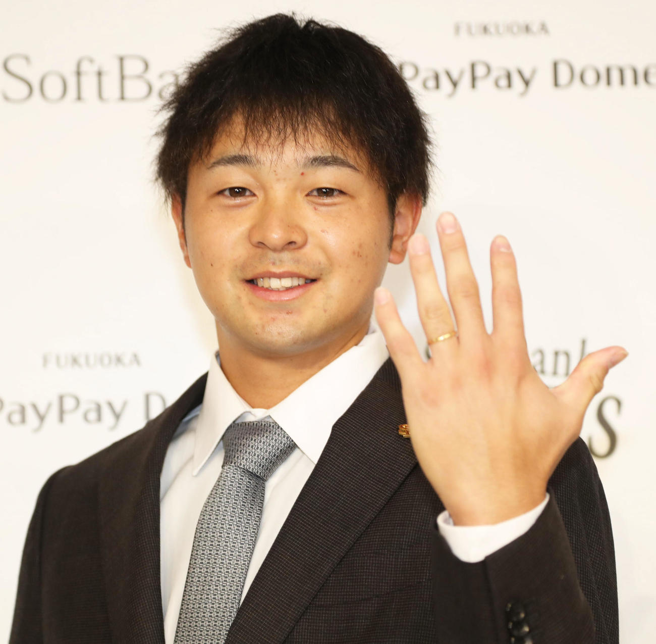 契約更改の会見後に指輪を披露する川瀬（撮影・屋方直哉）