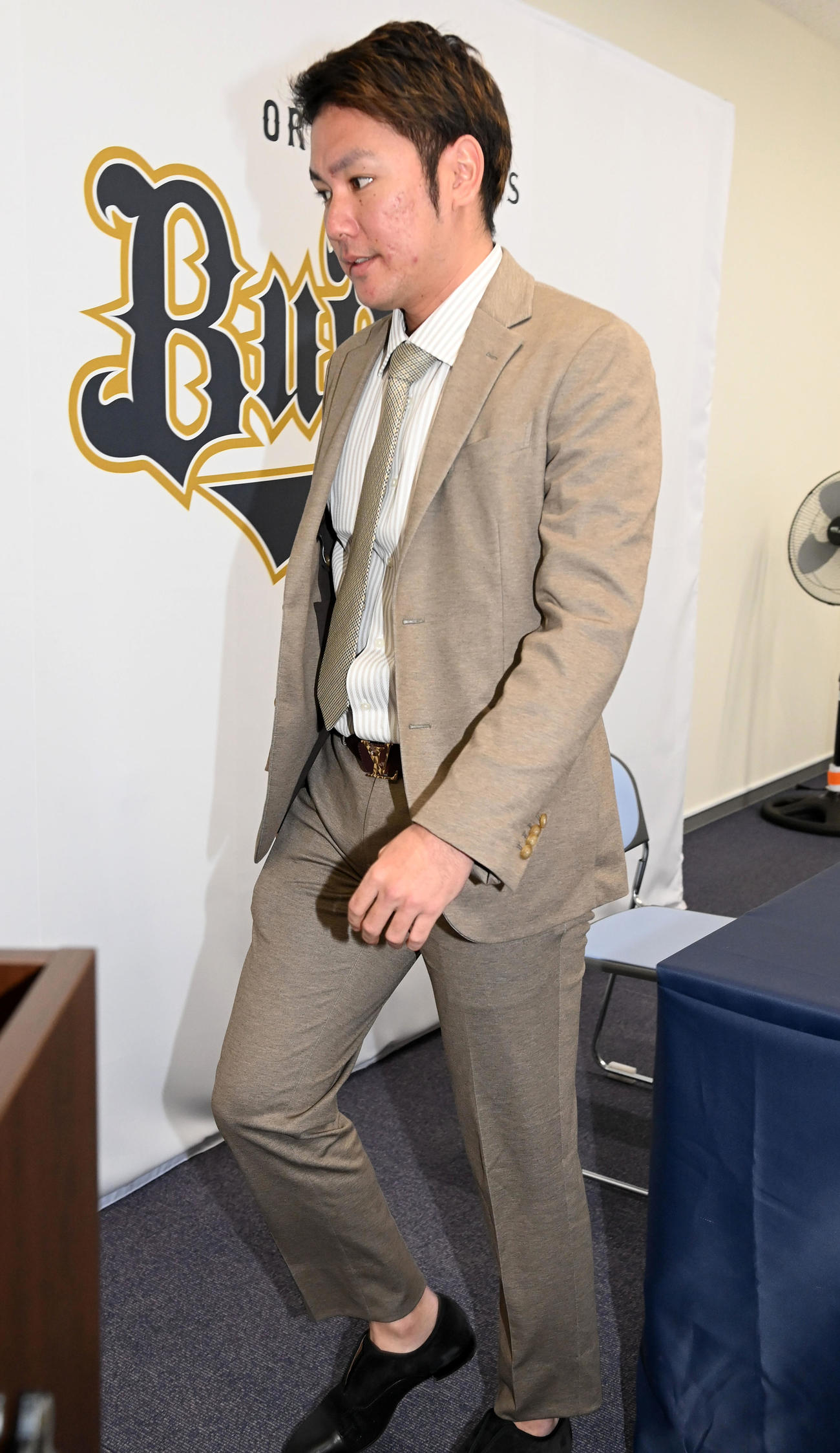 会見を終えて引き揚げるオリックス大城滉二（撮影・前岡正明）