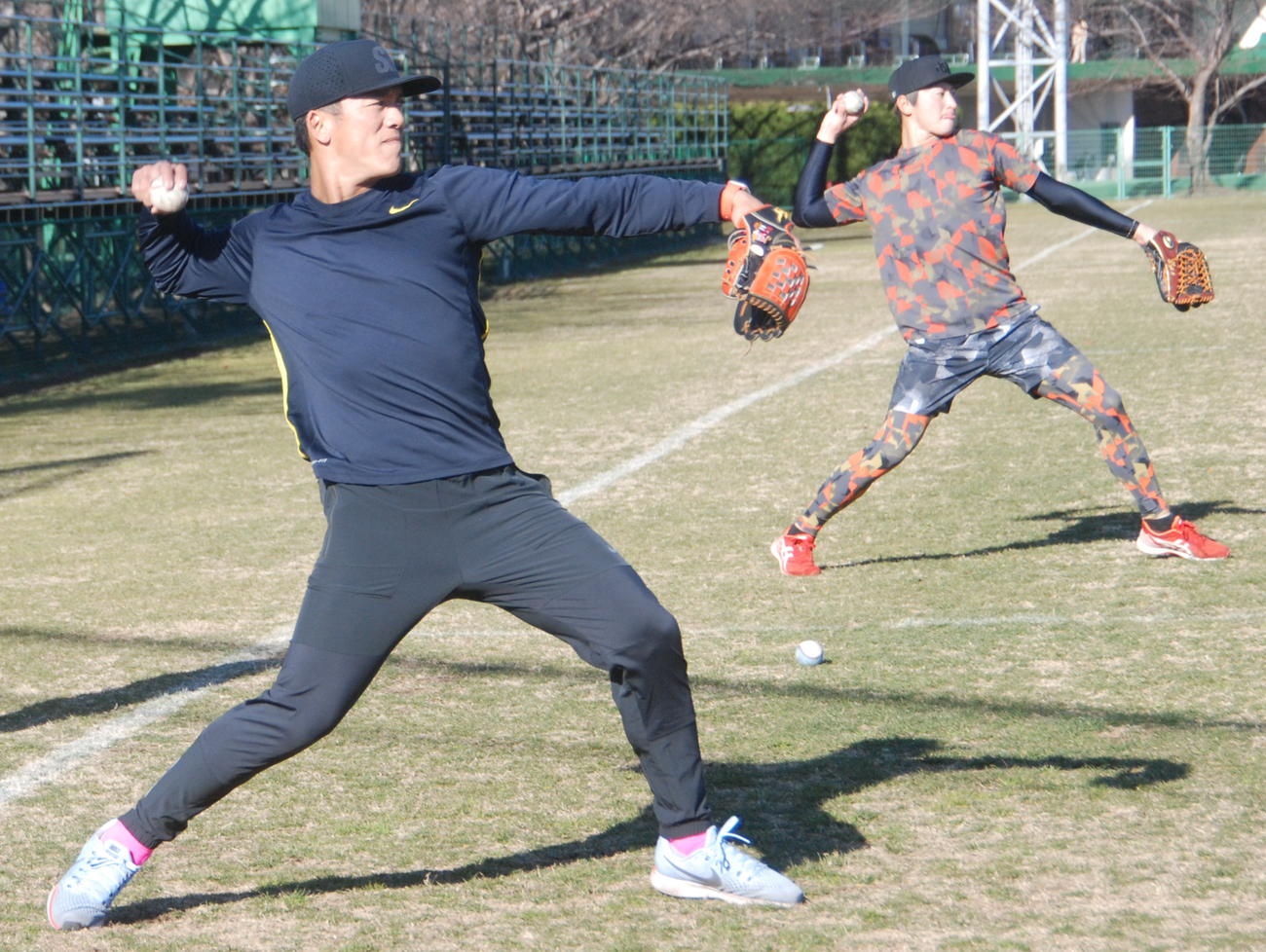 自主トレでキャッチボールをする西武松井稼頭央外野手兼テクニカルコーチ（左）と金子侑司（2018年1月11日）