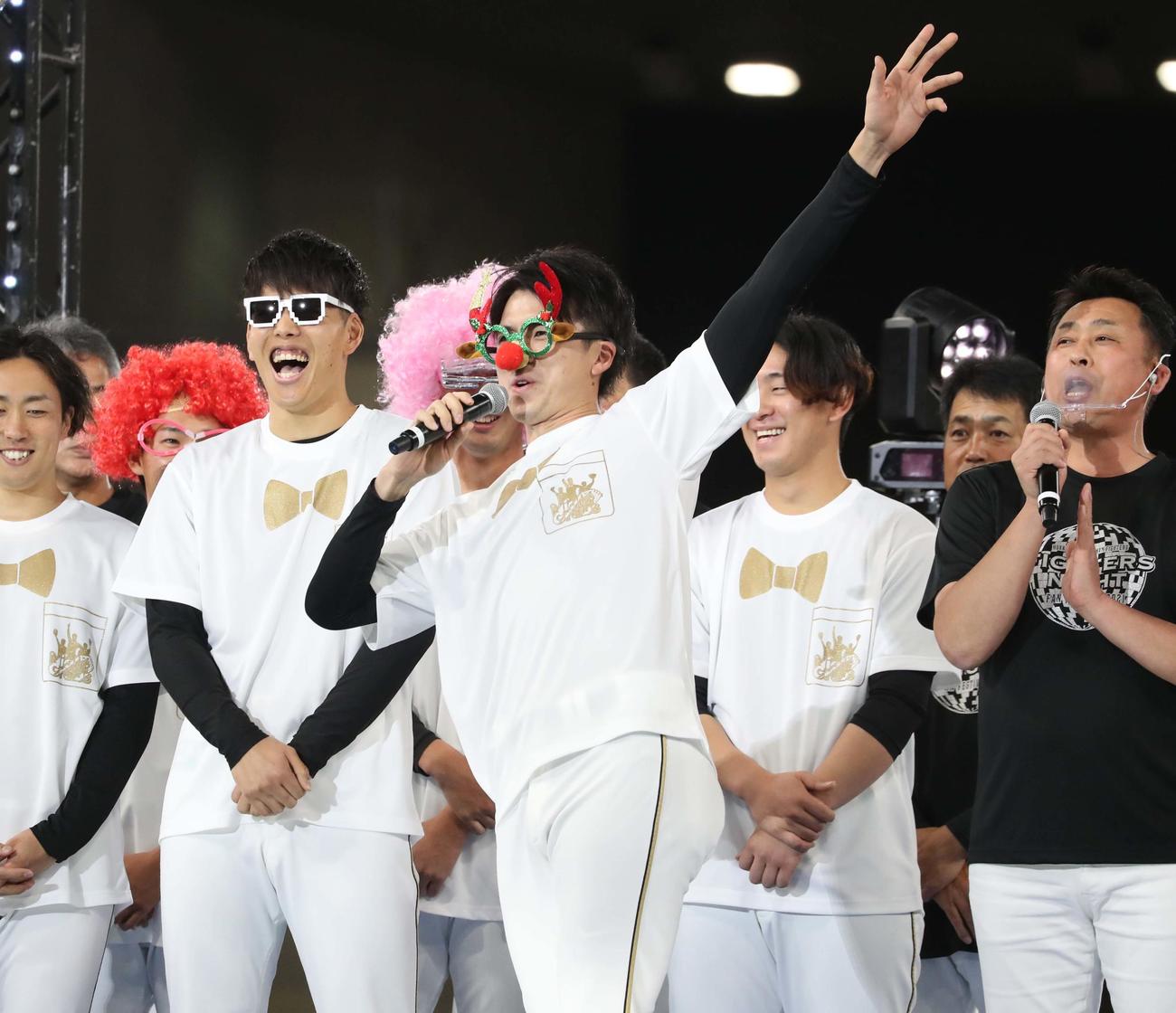 日本ハムファンフェスティバル2021　ステージでポーズをとる上沢直之（2021年11月30日撮影）