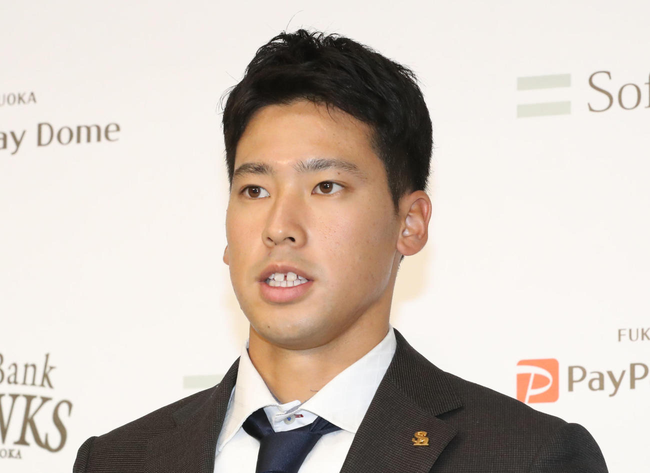 契約更改を終えて会見を行うソフトバンク尾形（撮影・屋方直哉）