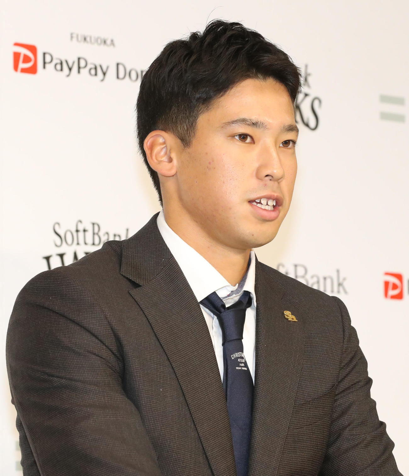 契約更改を終えて会見を行うソフトバンク尾形（撮影・屋方直哉）