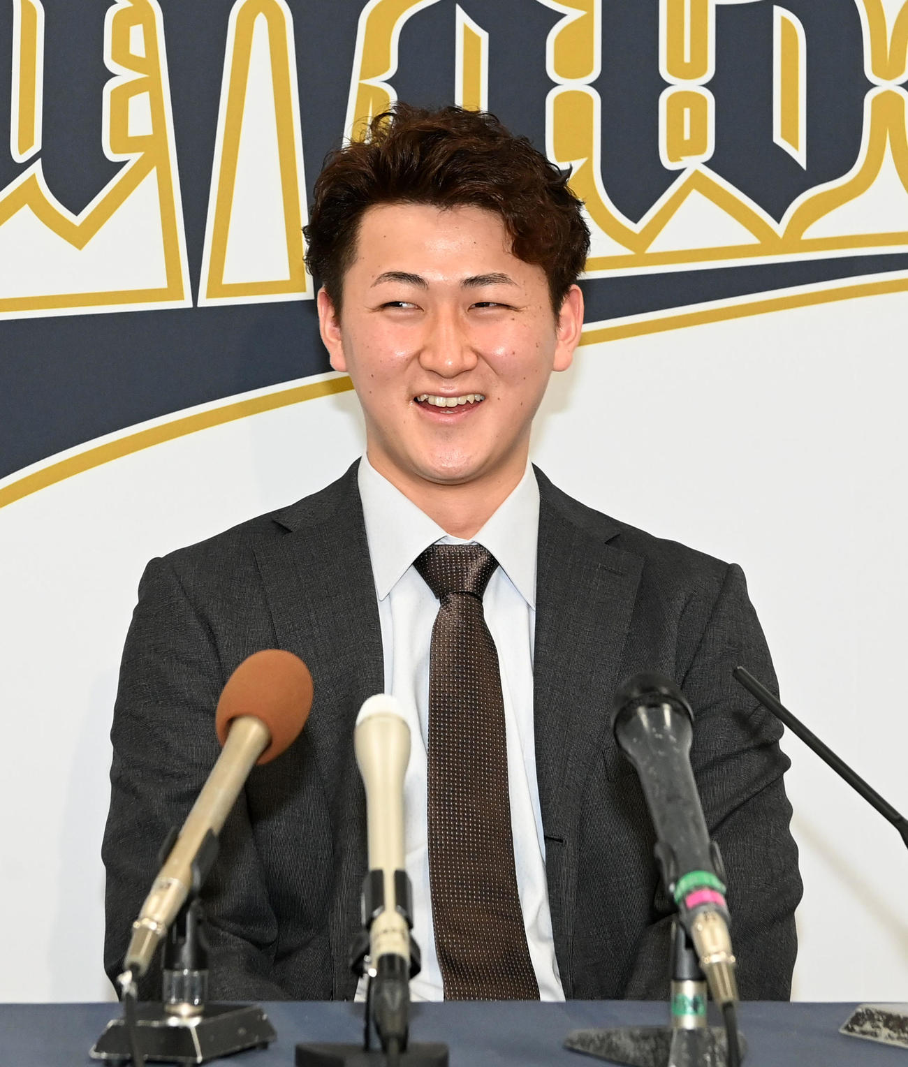 4倍の大幅アップで契約更改、笑顔で会見を行う紅林（撮影・前岡正明）