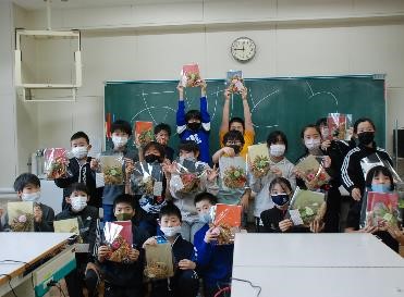 日本ハムの「ふぁい田！ATSUMAプロジェクト」でしめ縄つくりをした上厚真小の児童たち（球団提供）